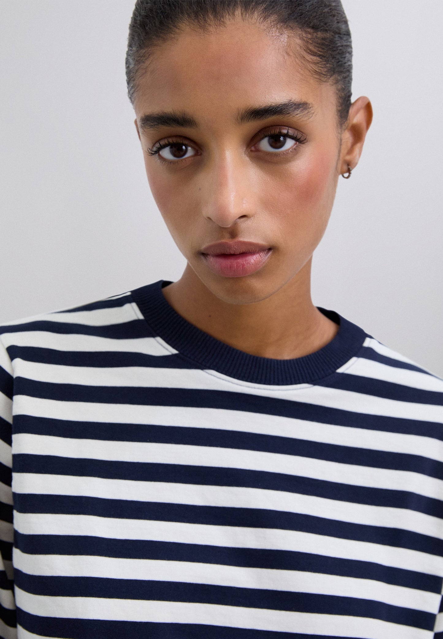 T-SHIRT ÀS RISCAS DE MANGA COMPRIDA