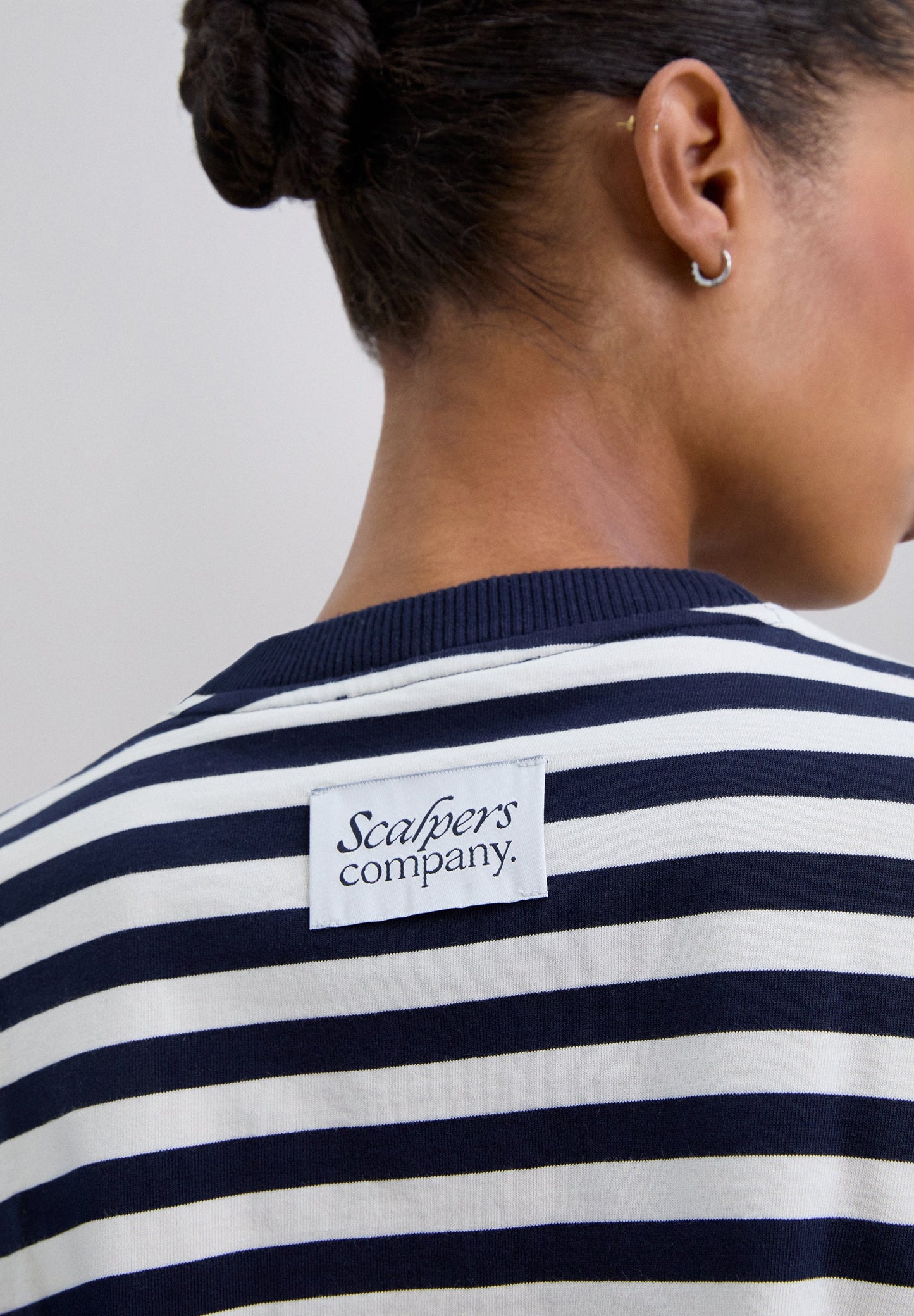 T-SHIRT ÀS RISCAS DE MANGA COMPRIDA