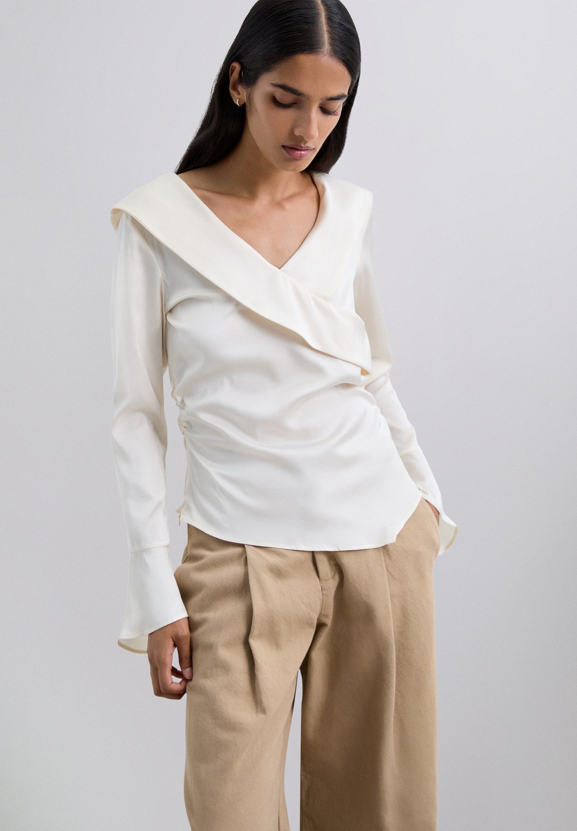 CAMISA ACETINADA ASSIMÉTRICA