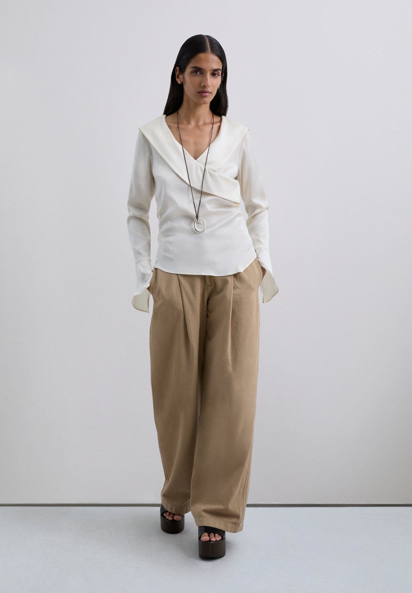 CAMISA ACETINADA ASSIMÉTRICA