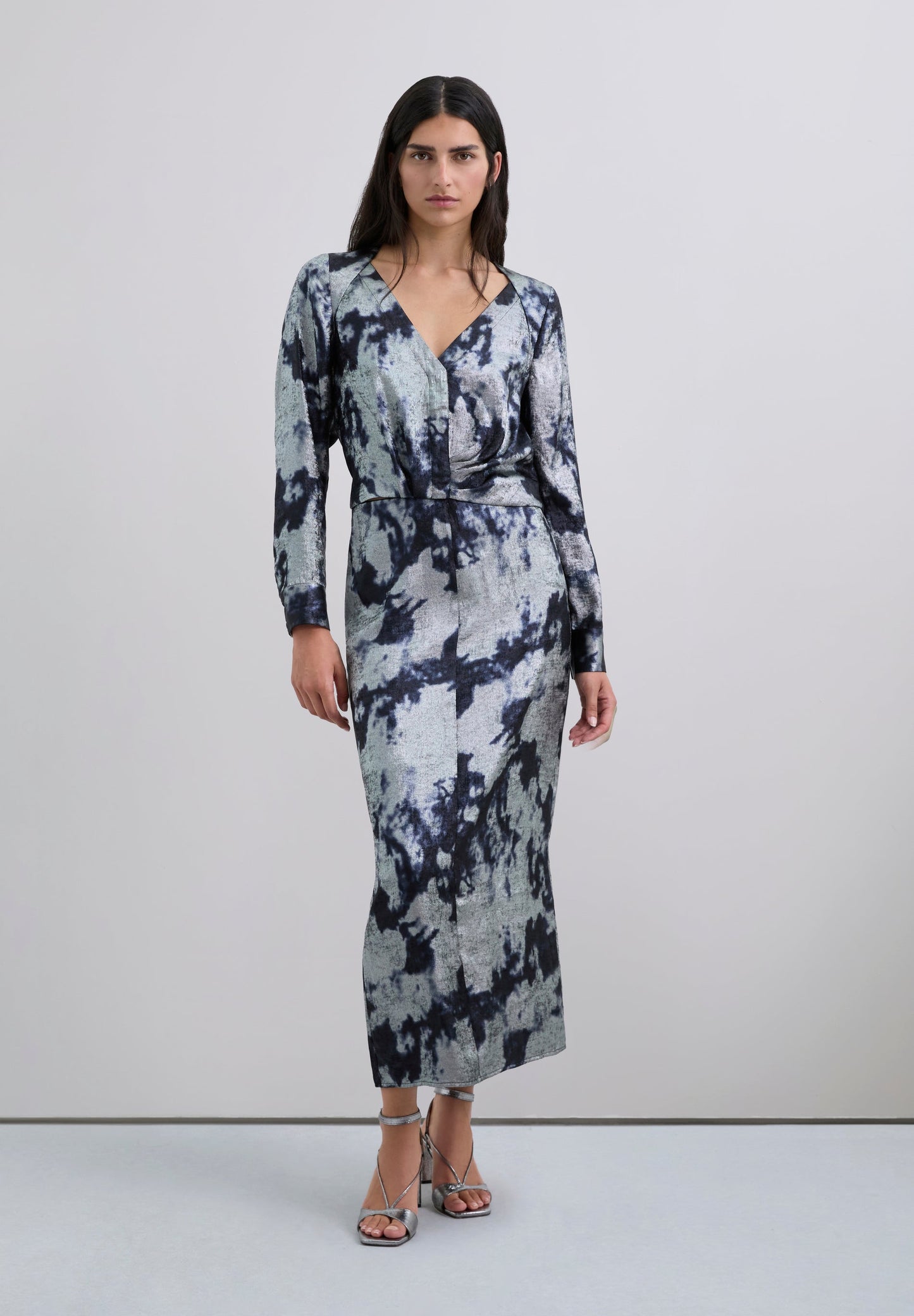 BLUSA TIE-DYE COM PORMENORES METALIZADOS