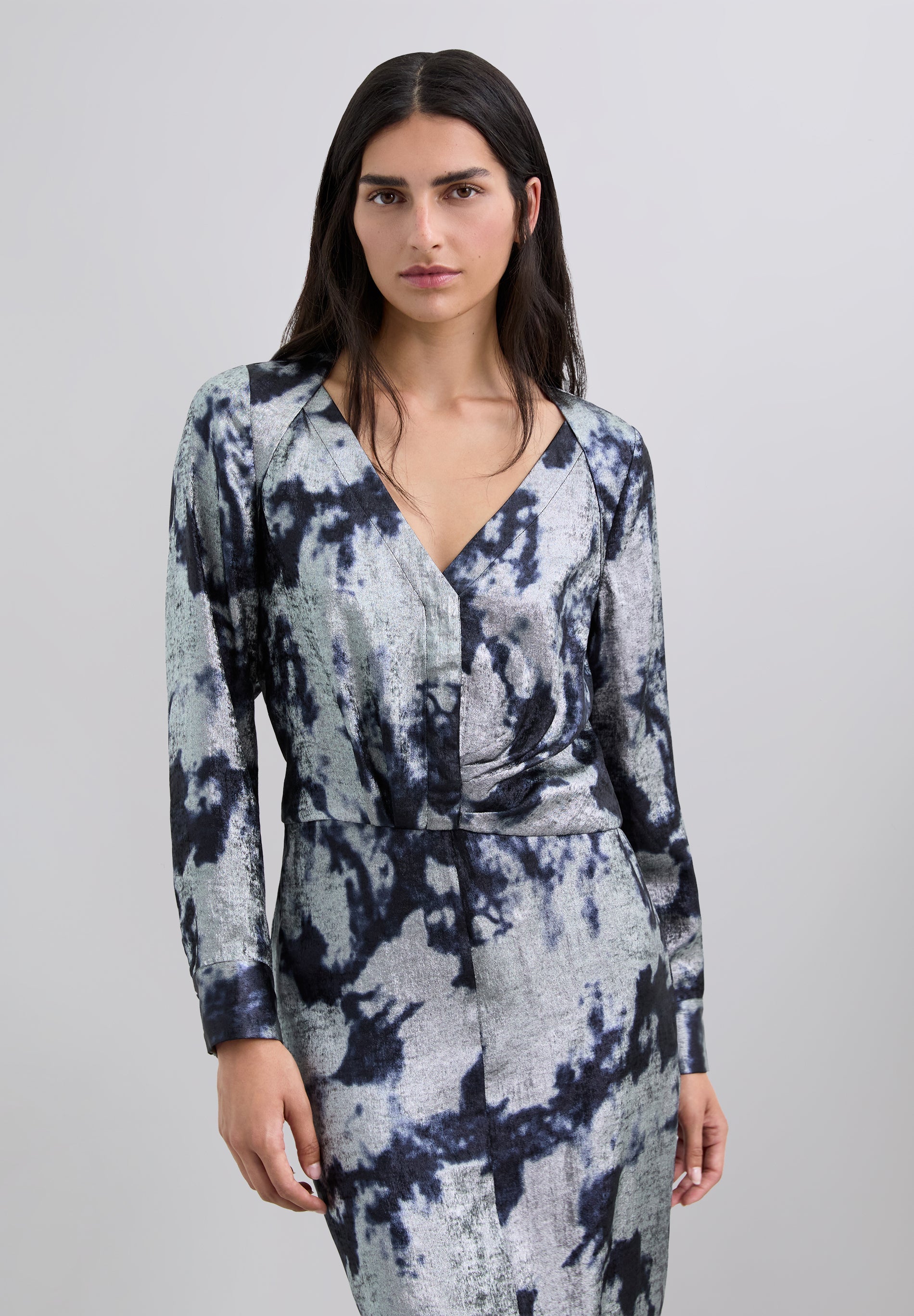 BLUSA TIE-DYE COM PORMENORES METALIZADOS