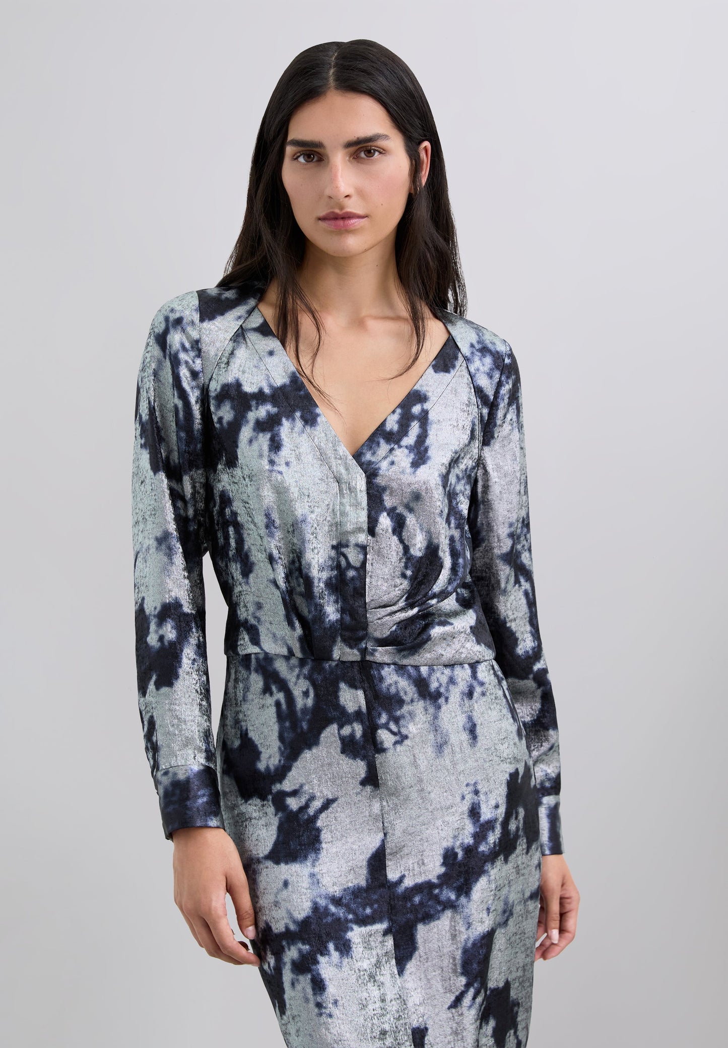 BLUSA TIE-DYE COM PORMENORES METALIZADOS