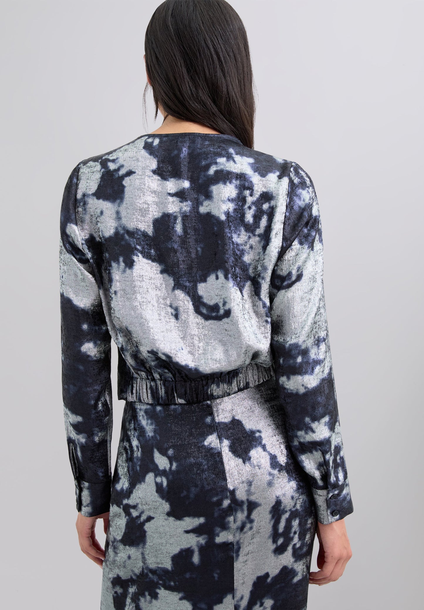 BLUSA TIE-DYE COM PORMENORES METALIZADOS