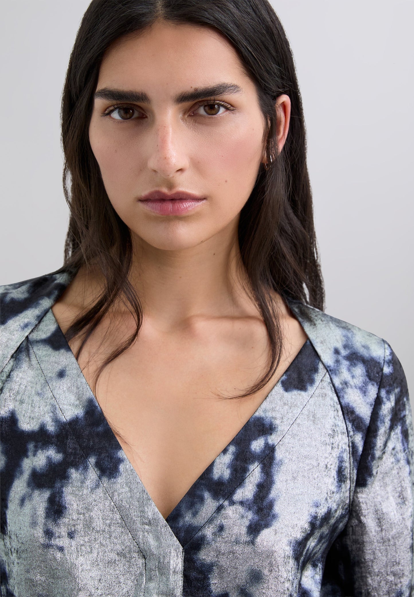 BLUSA TIE-DYE COM PORMENORES METALIZADOS