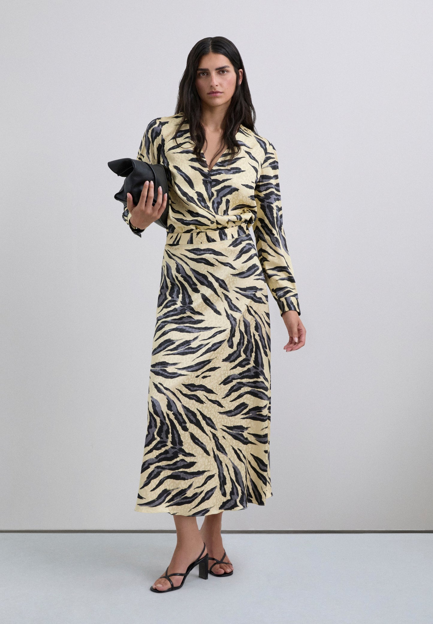 BLAZER ACETINADO COM ESTAMPADO ANIMAL