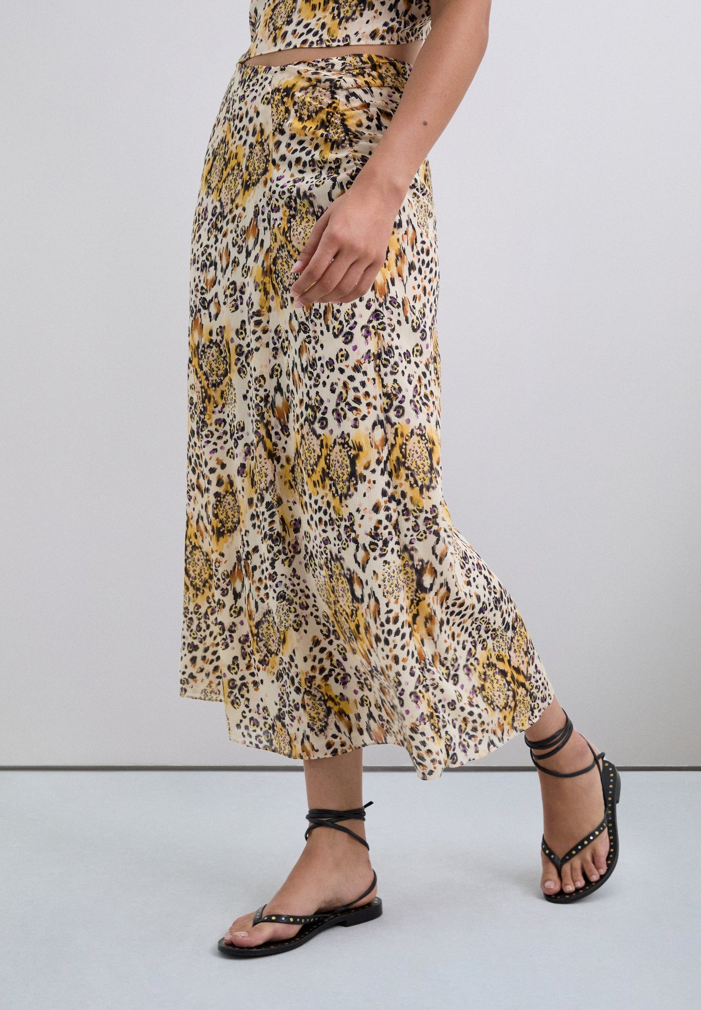 SAIA COM ESTAMPADO ANIMAL