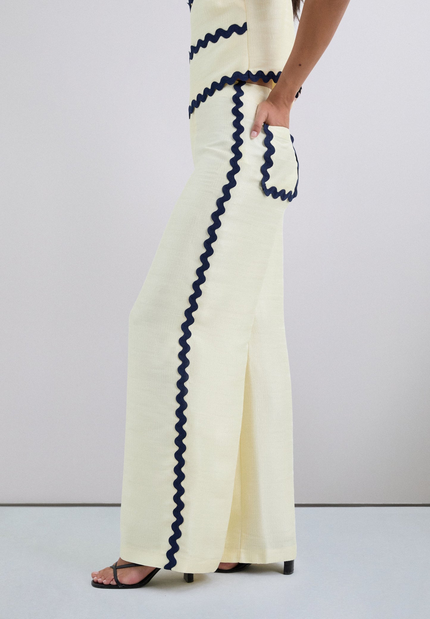 CALÇAS COM ONDAS EM CONTRASTE