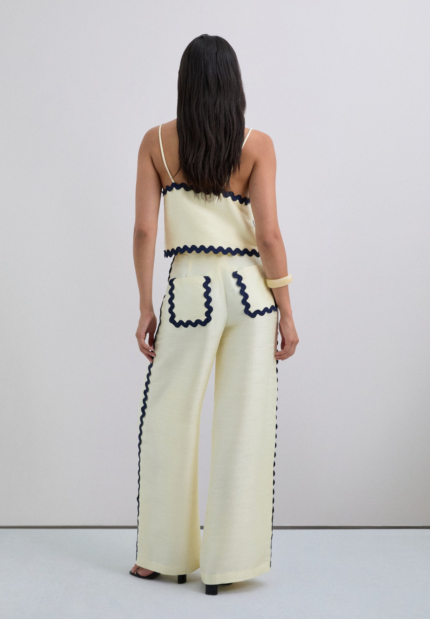 CALÇAS COM ONDAS EM CONTRASTE