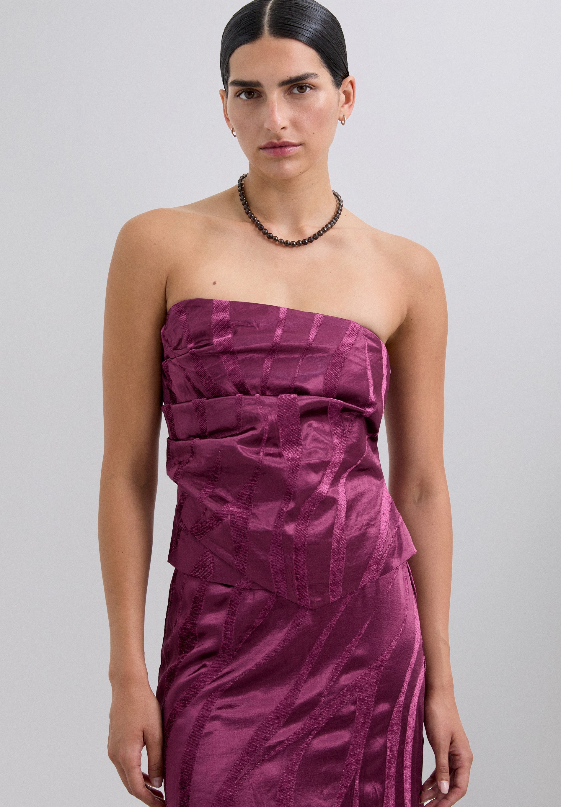 TOP ASSIMÉTRICO COM PORMENORES EM VELUDO