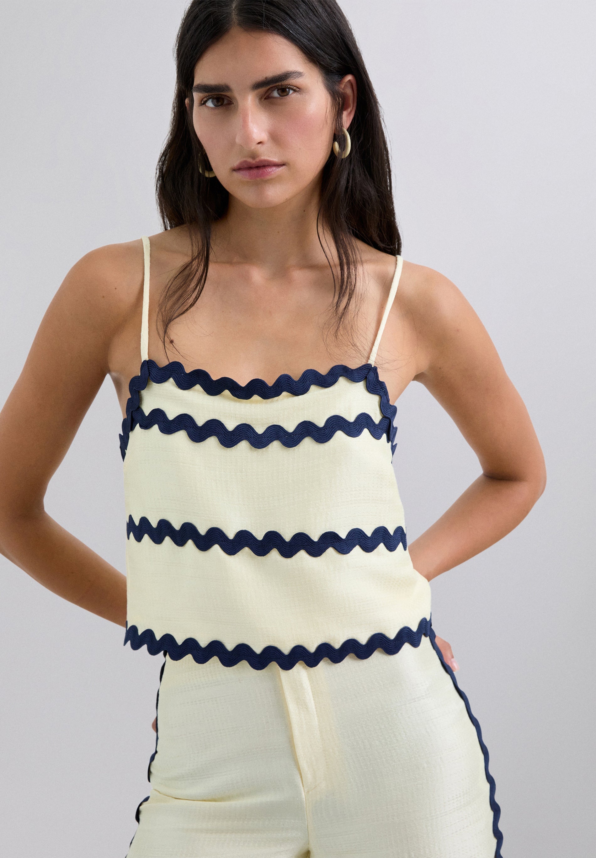 TOP COM ONDAS EM CONTRASTE