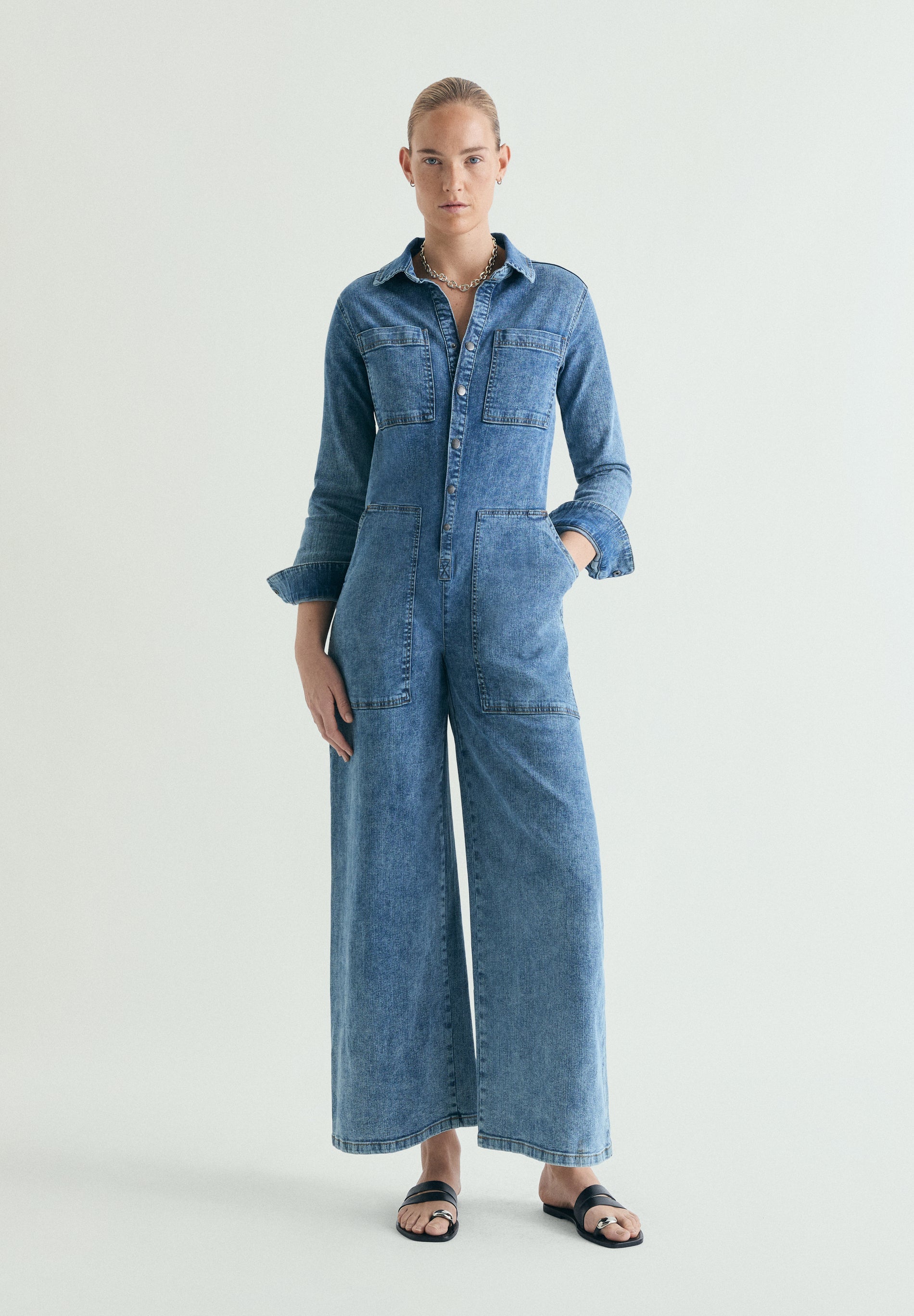 MACACÃO JEANS COM BOLSOS
