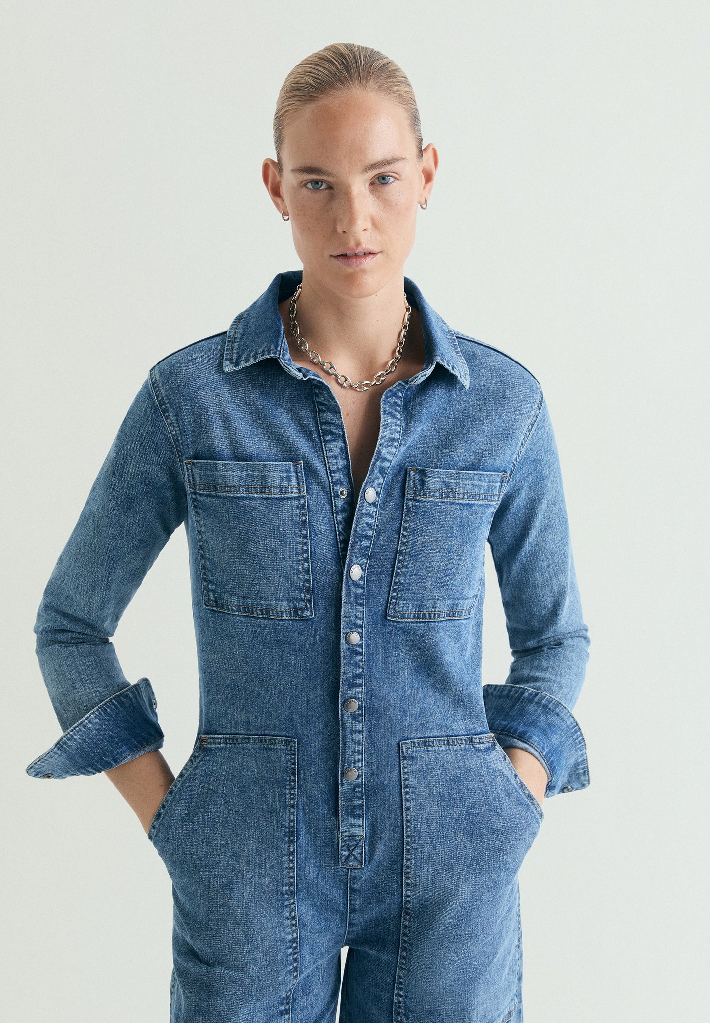 MACACÃO JEANS COM BOLSOS