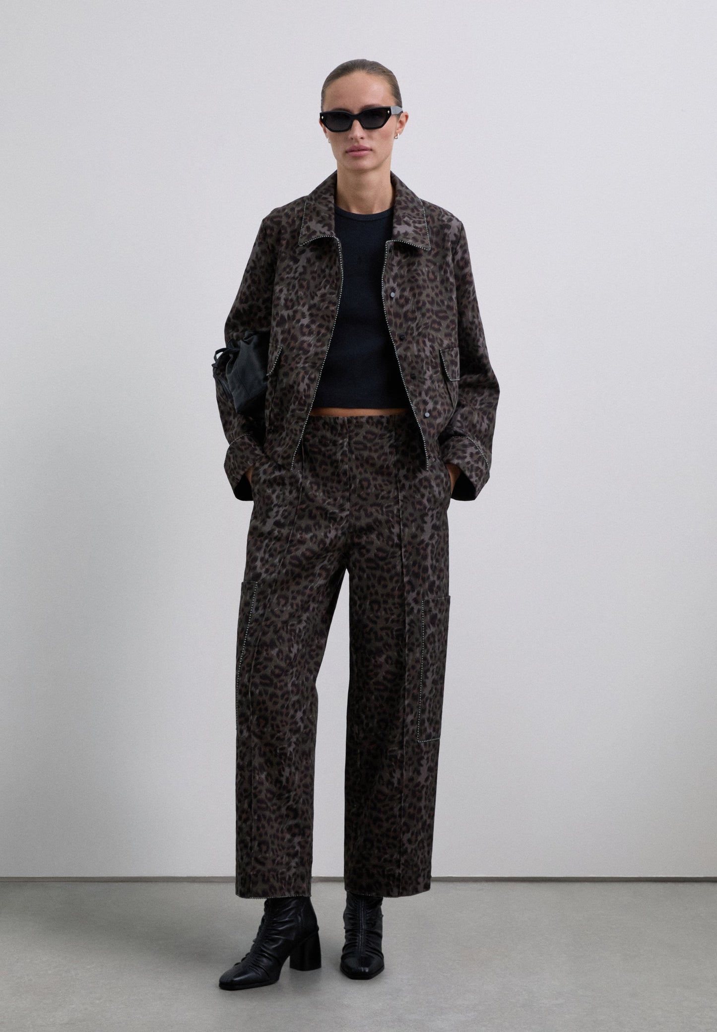 CALÇAS DIREITAS COM ESTAMPADO ANIMAL