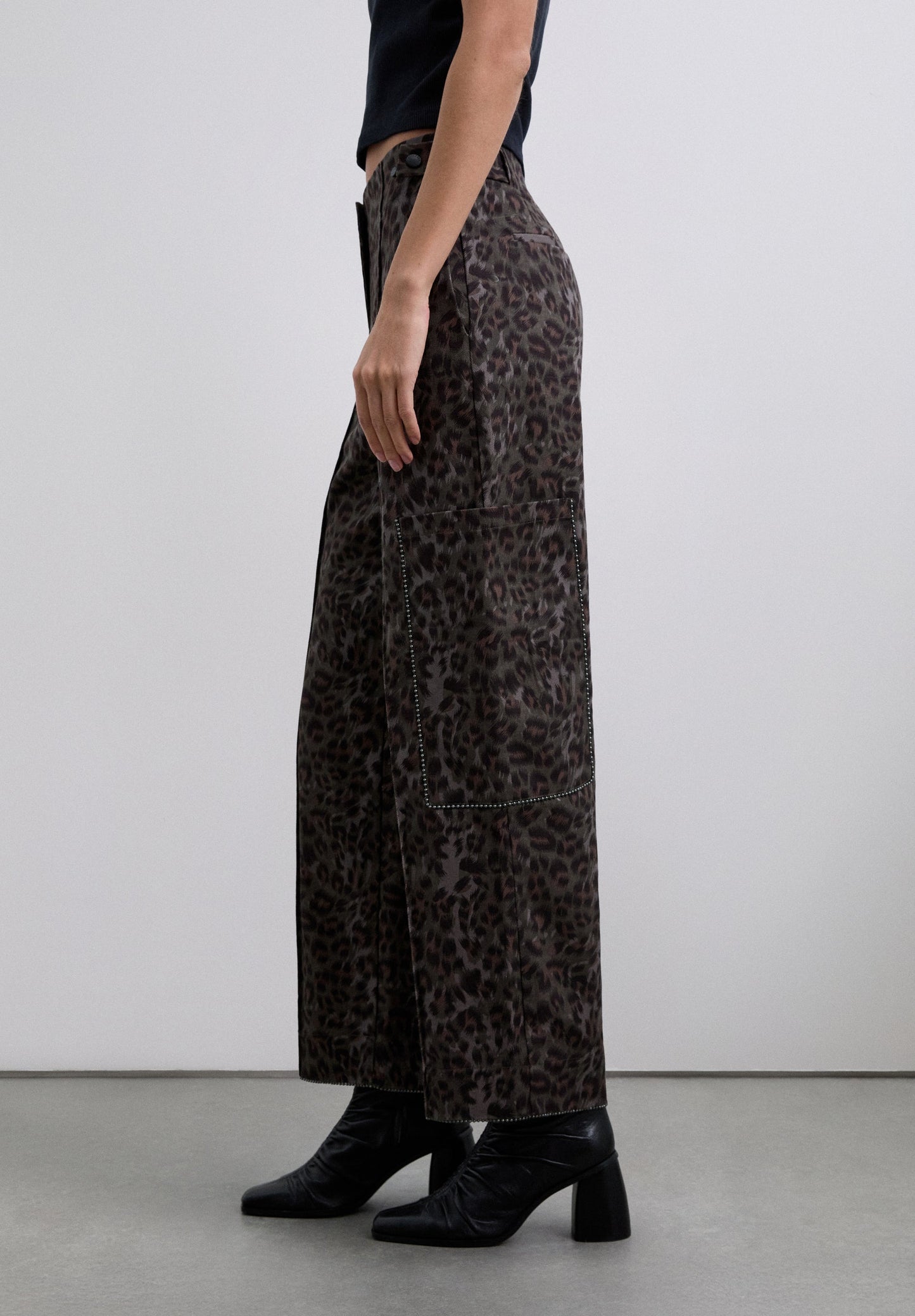 CALÇAS DIREITAS COM ESTAMPADO ANIMAL