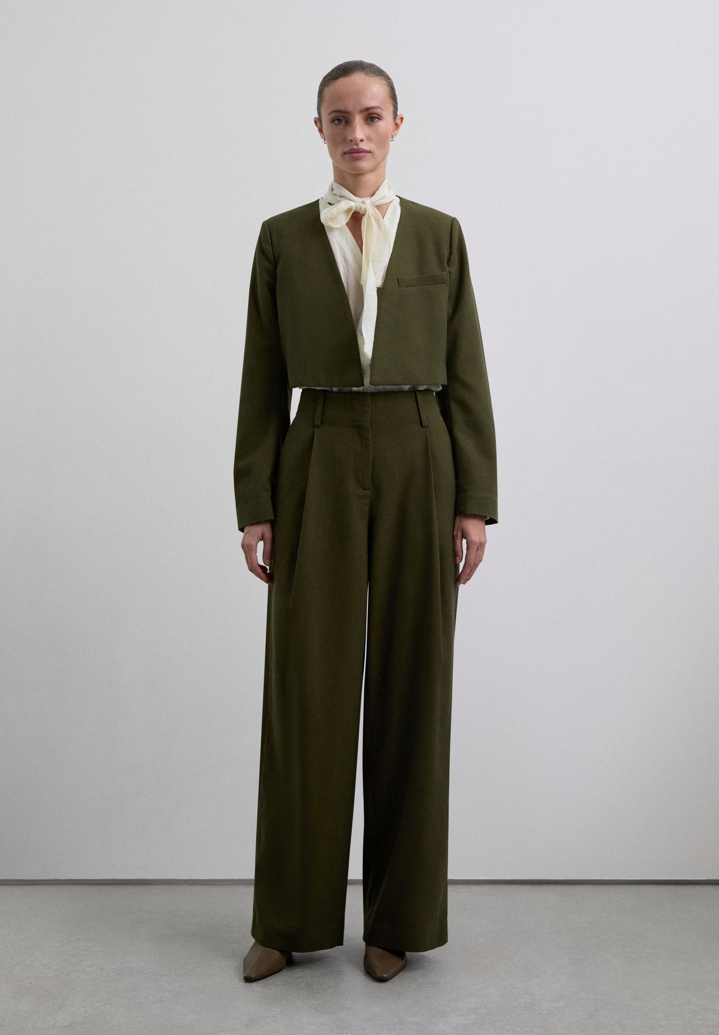 CALÇAS COM PINÇAS E BOLSOS