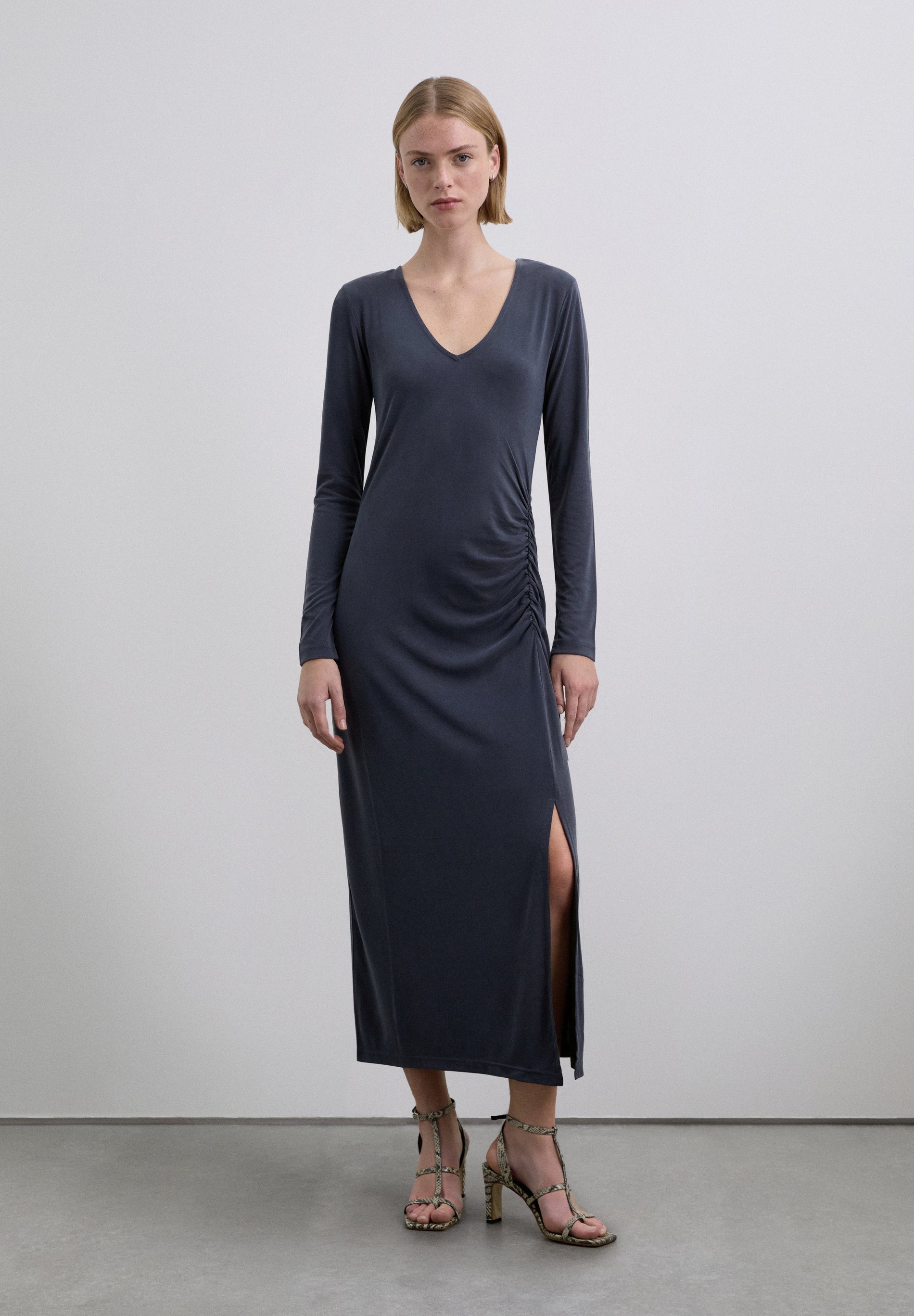 VESTIDO COMPRIDO FRANZIDO COM ABERTURA