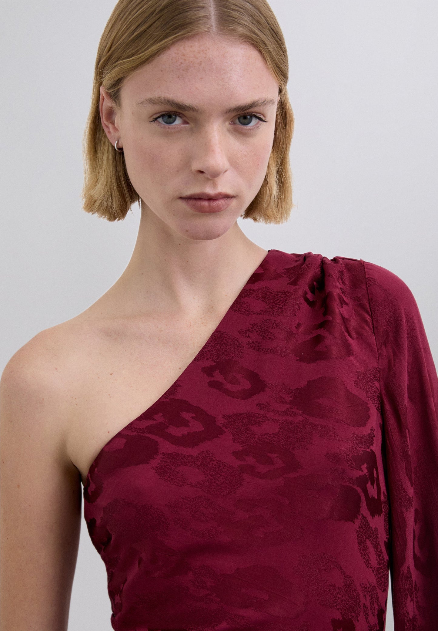 VESTIDO PADRÃO JACQUARD ASSIMÉTRICO