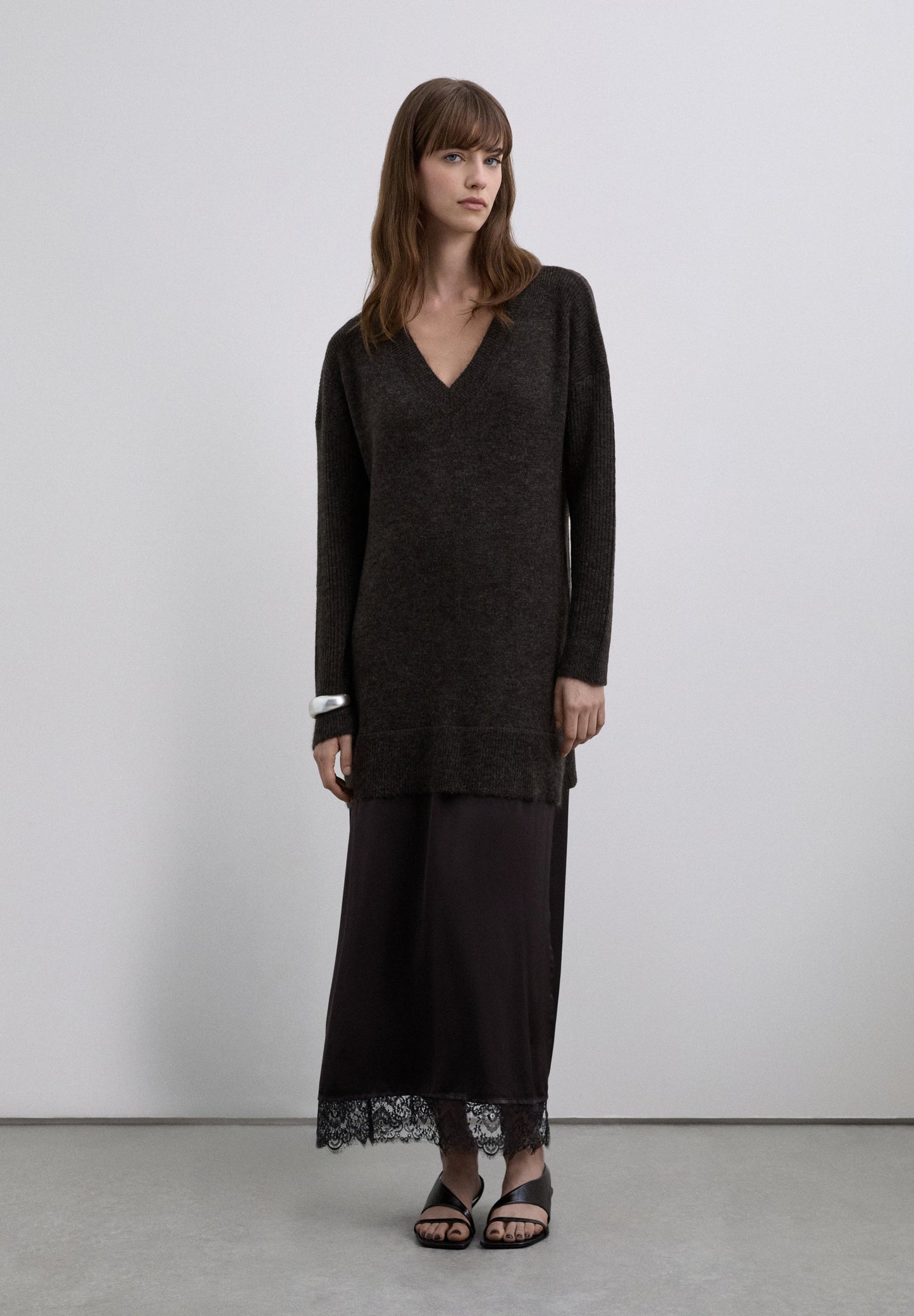 VESTIDO MIDI DE MALHA E PORMENOR RENDADO