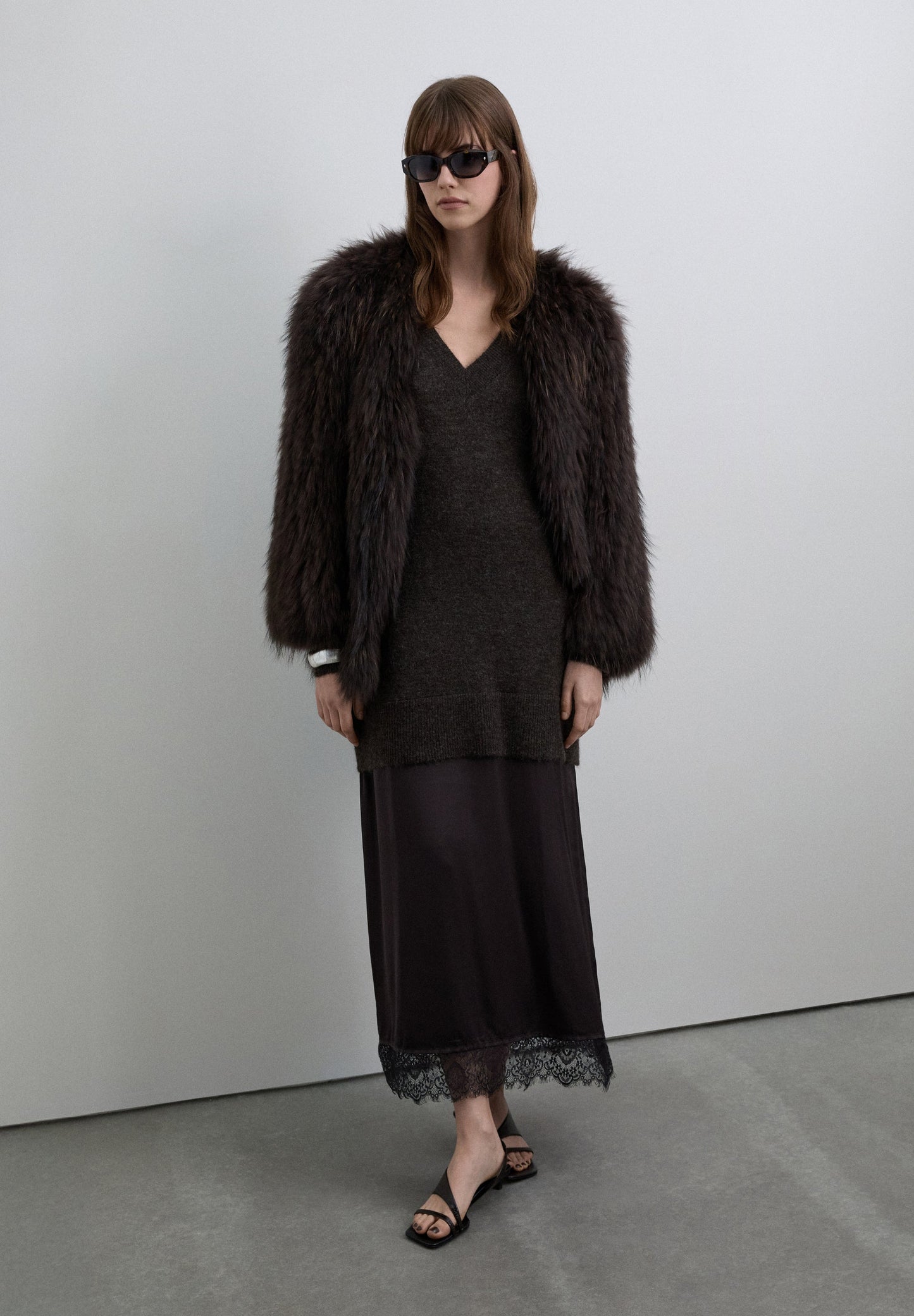 VESTIDO MIDI DE MALHA E PORMENOR RENDADO