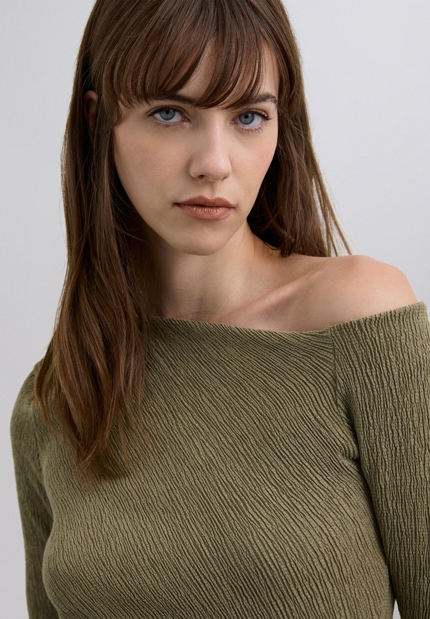 VESTIDO COMPRIDO COM DECOTE ASSIMÉTRICO