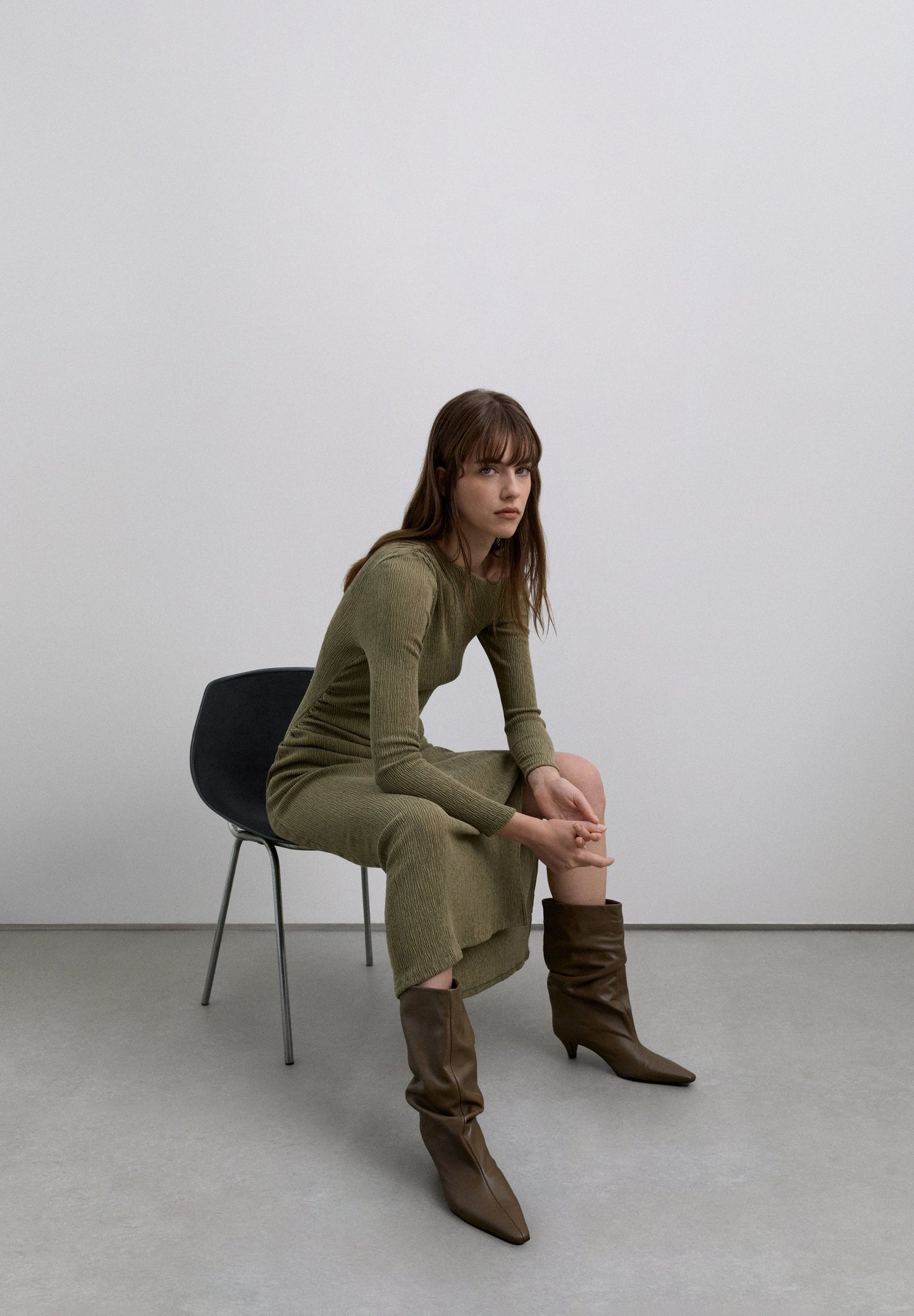 VESTIDO COMPRIDO COM DECOTE ASSIMÉTRICO