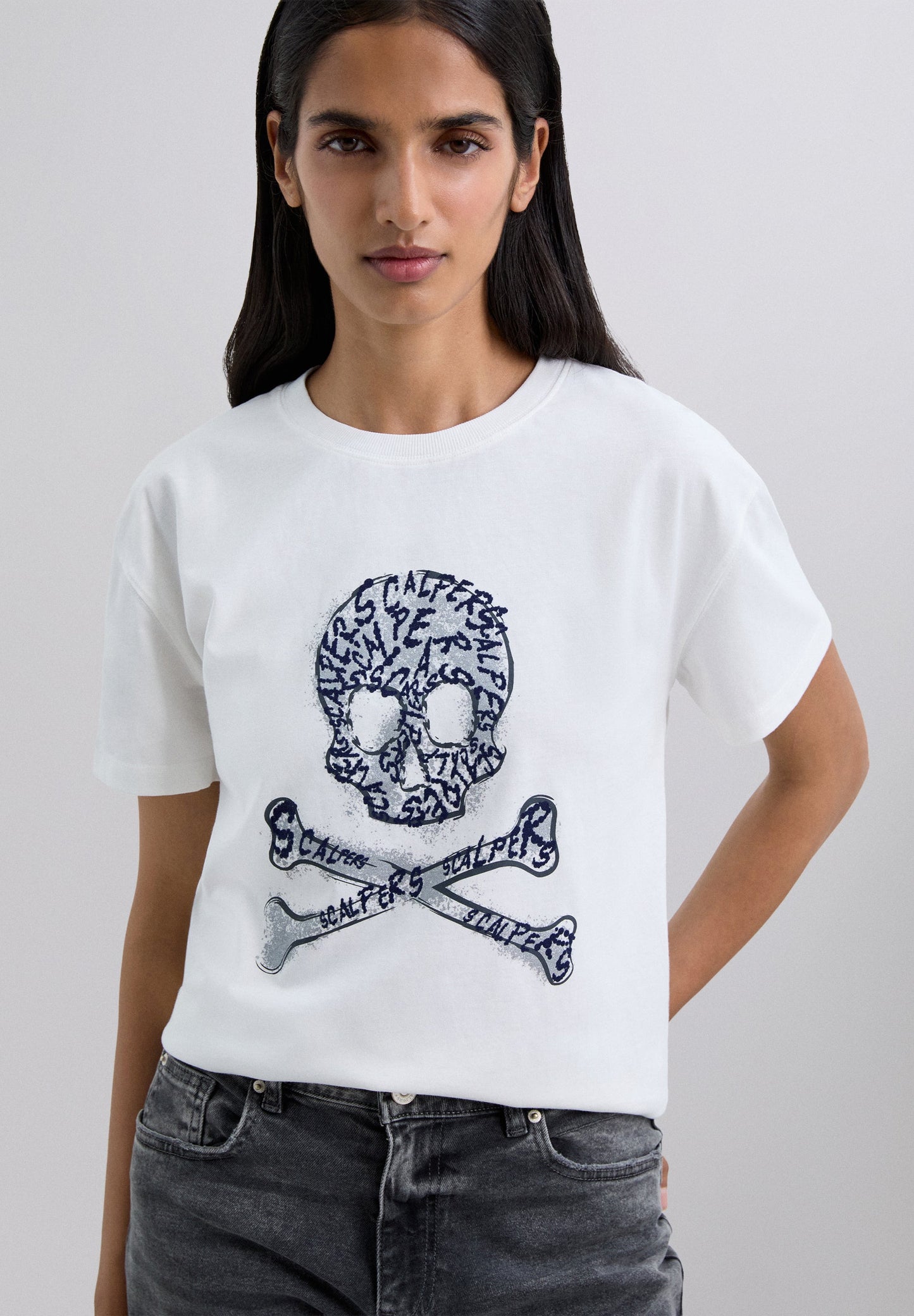 T-SHIRT COM LOGÓTIPO DE SKULL COM PADRÃO