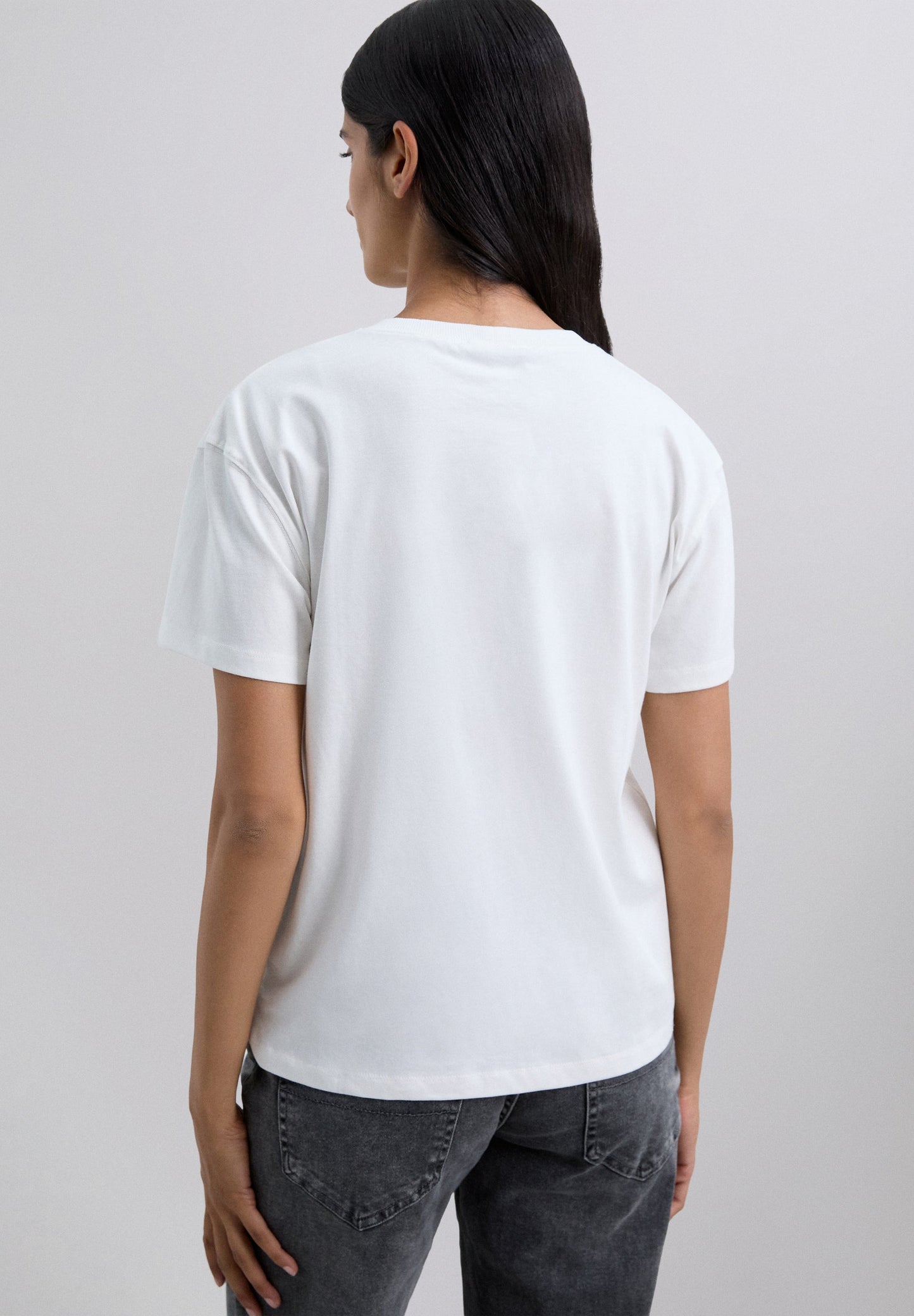 T-SHIRT COM LOGÓTIPO DE SKULL COM PADRÃO