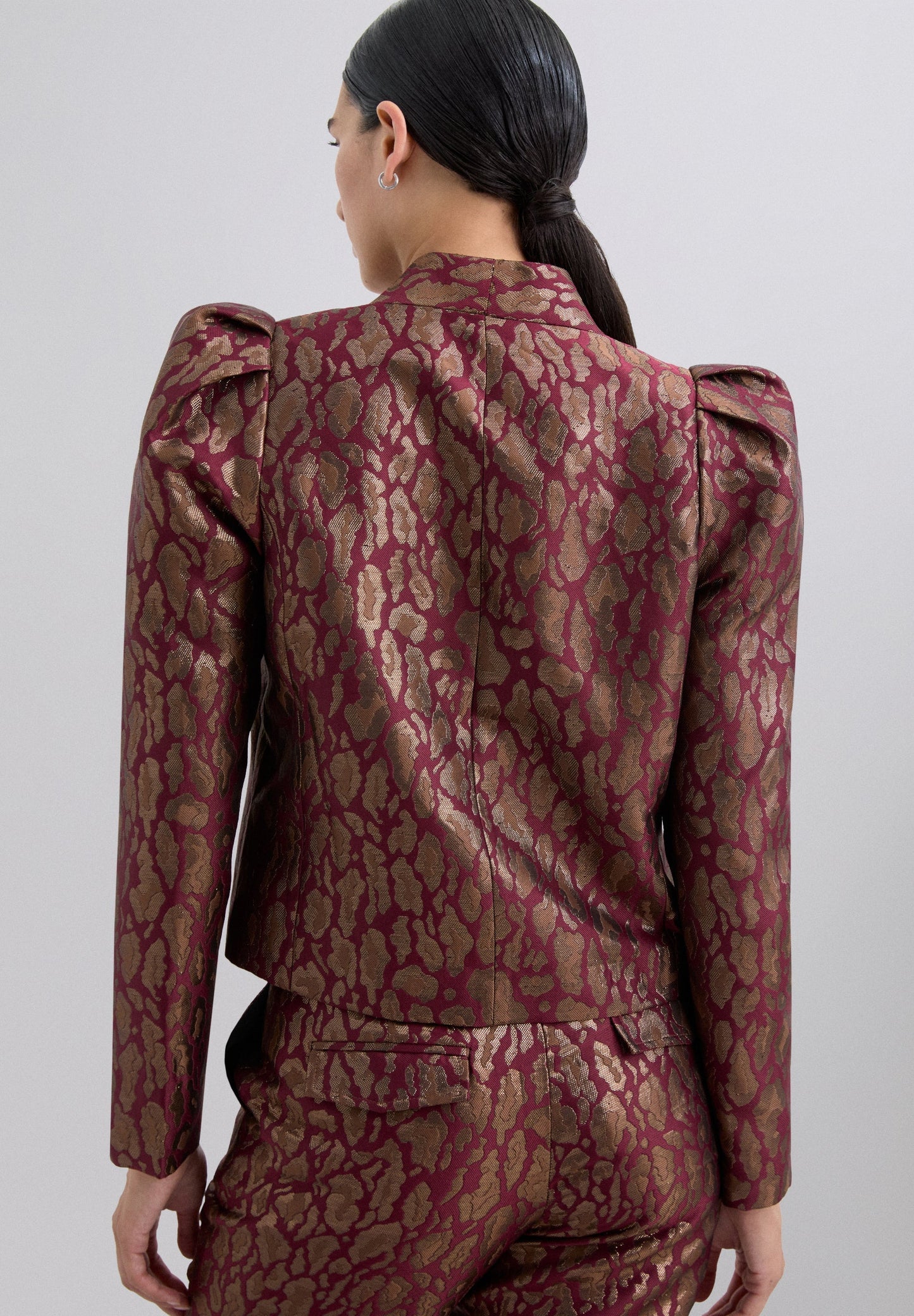 BLAZER CROPPED COM ESTAMPADO ANIMAL METALIZADO