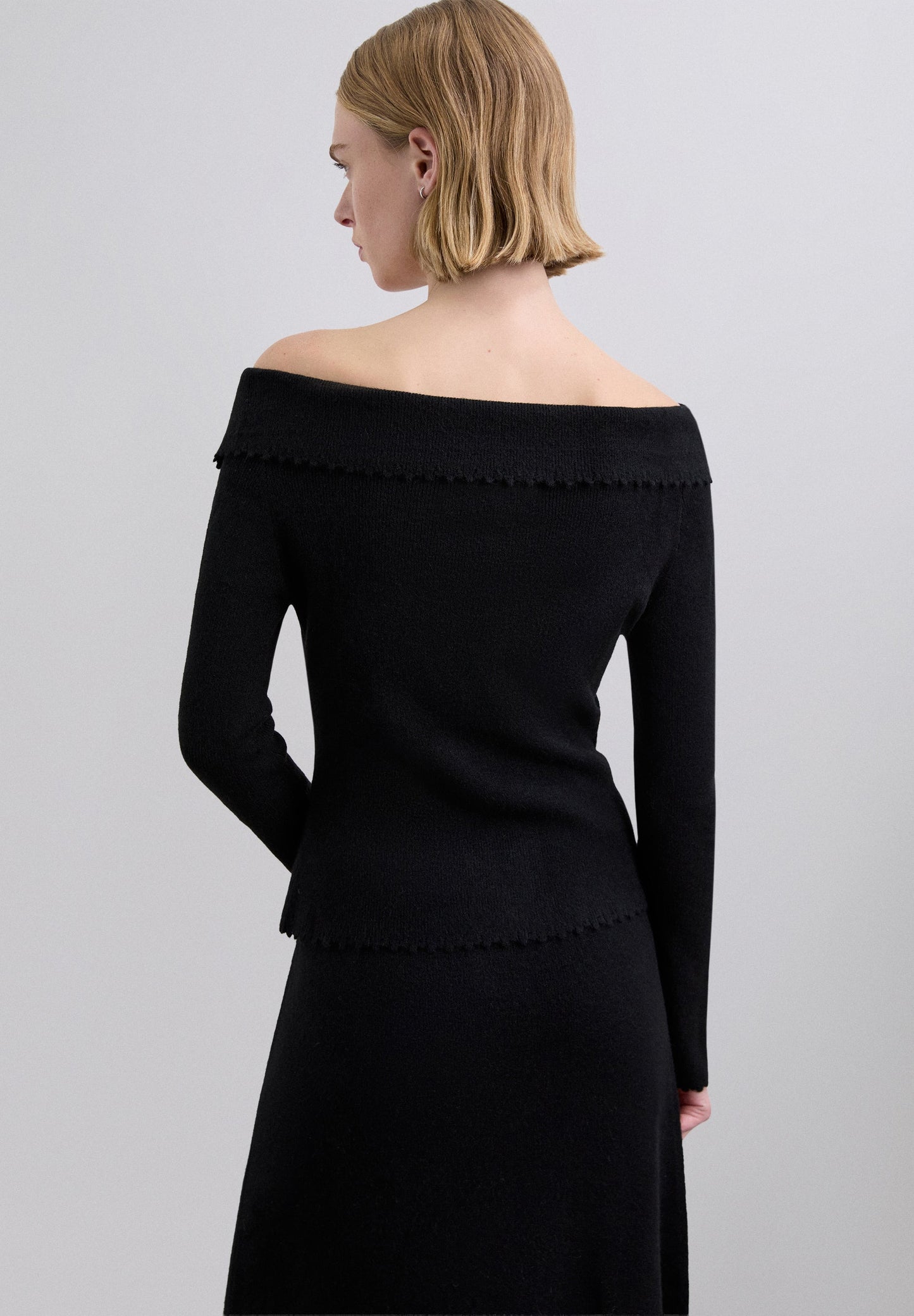 SWEATER COM OMBROS DESCOBERTOS