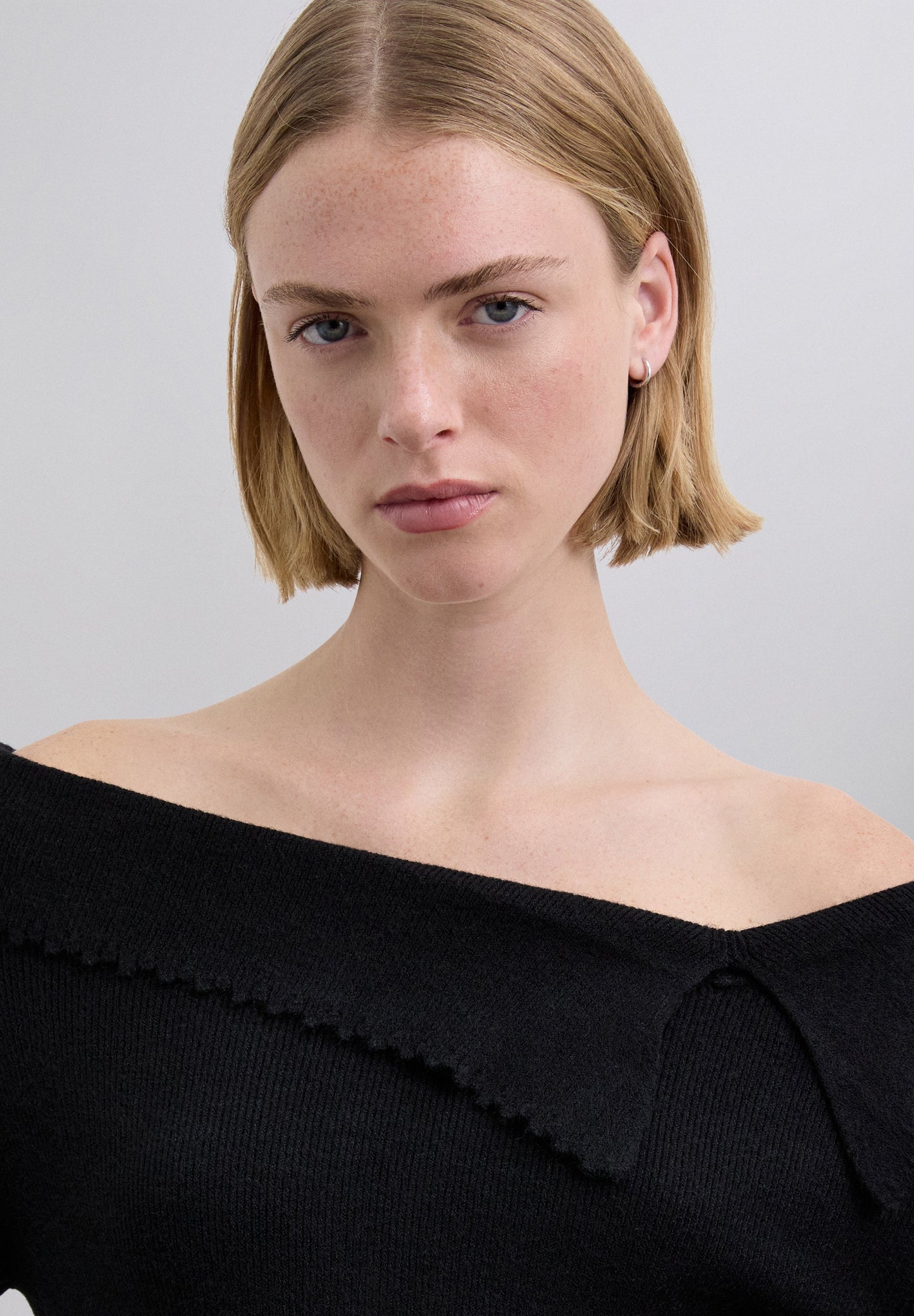 SWEATER COM OMBROS DESCOBERTOS