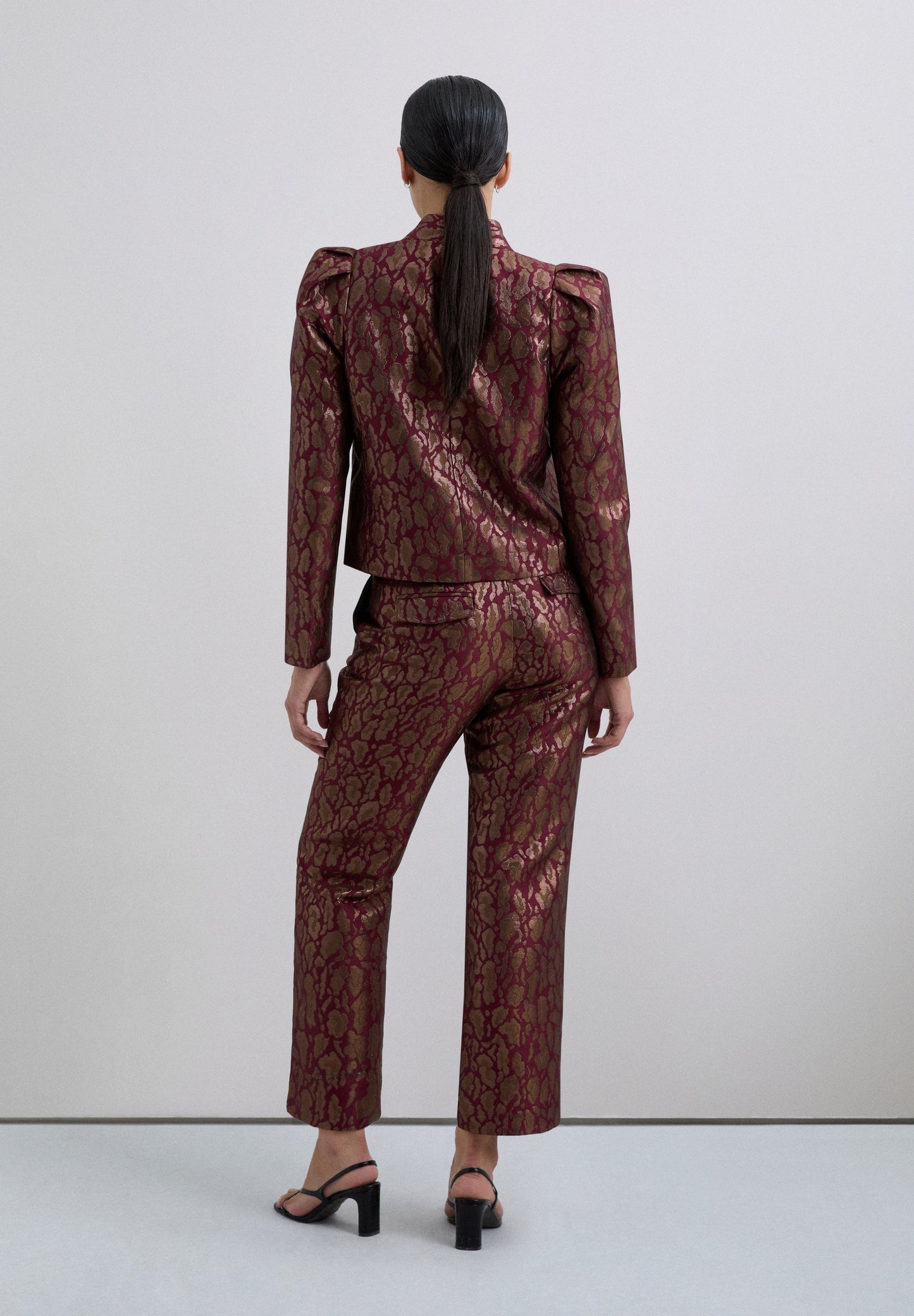 CALÇAS COM ESTAMPADO ANIMAL METALIZADO