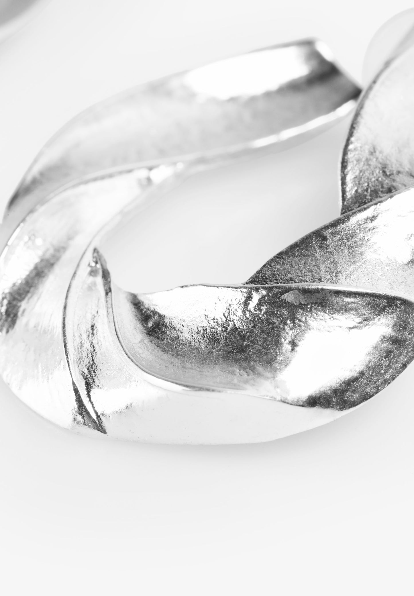 BRINCOS PRATA COM LOGÓTIPO