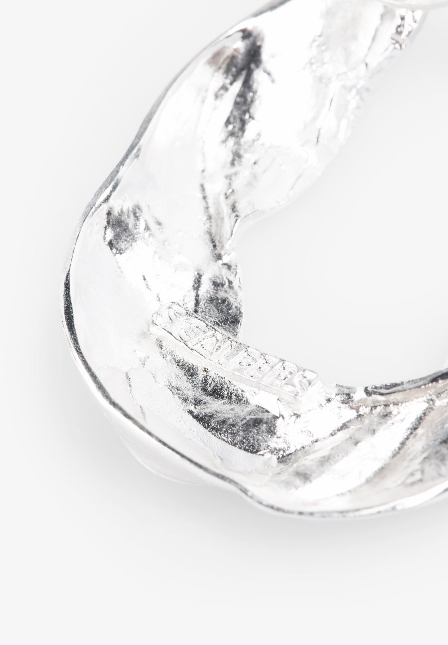 BRINCOS PRATA COM LOGÓTIPO