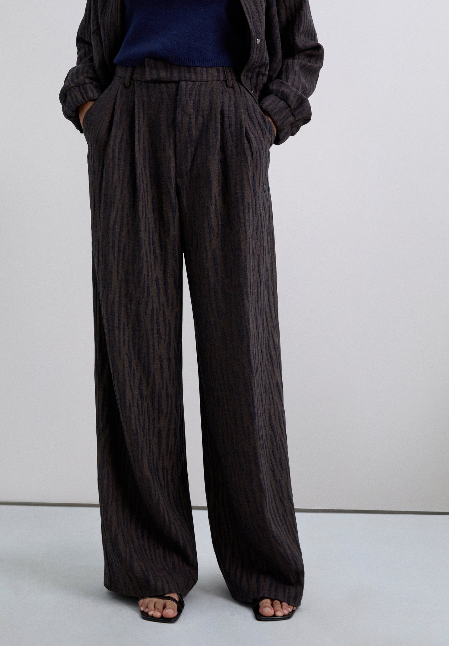 CALÇAS JACQUARD COM ESTAMPADO ANIMAL