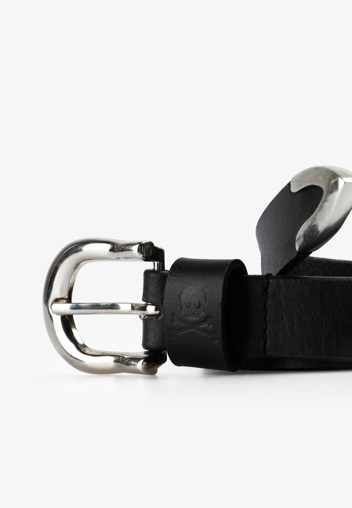 CINTO CLÁSSICO EM PELE COM TACHAS