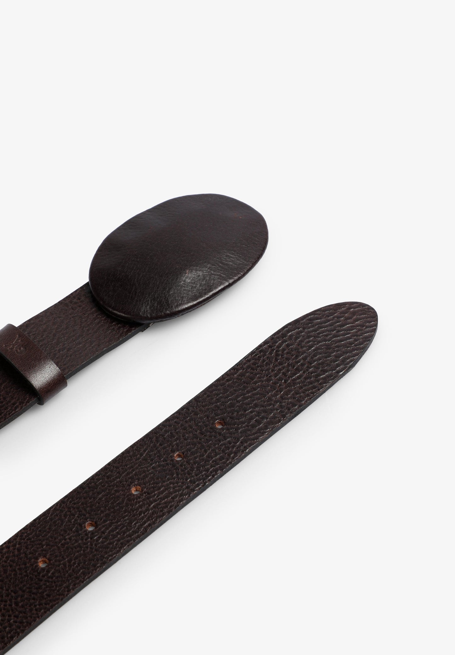 CINTO DE PELE COM FIVELA OVALADA