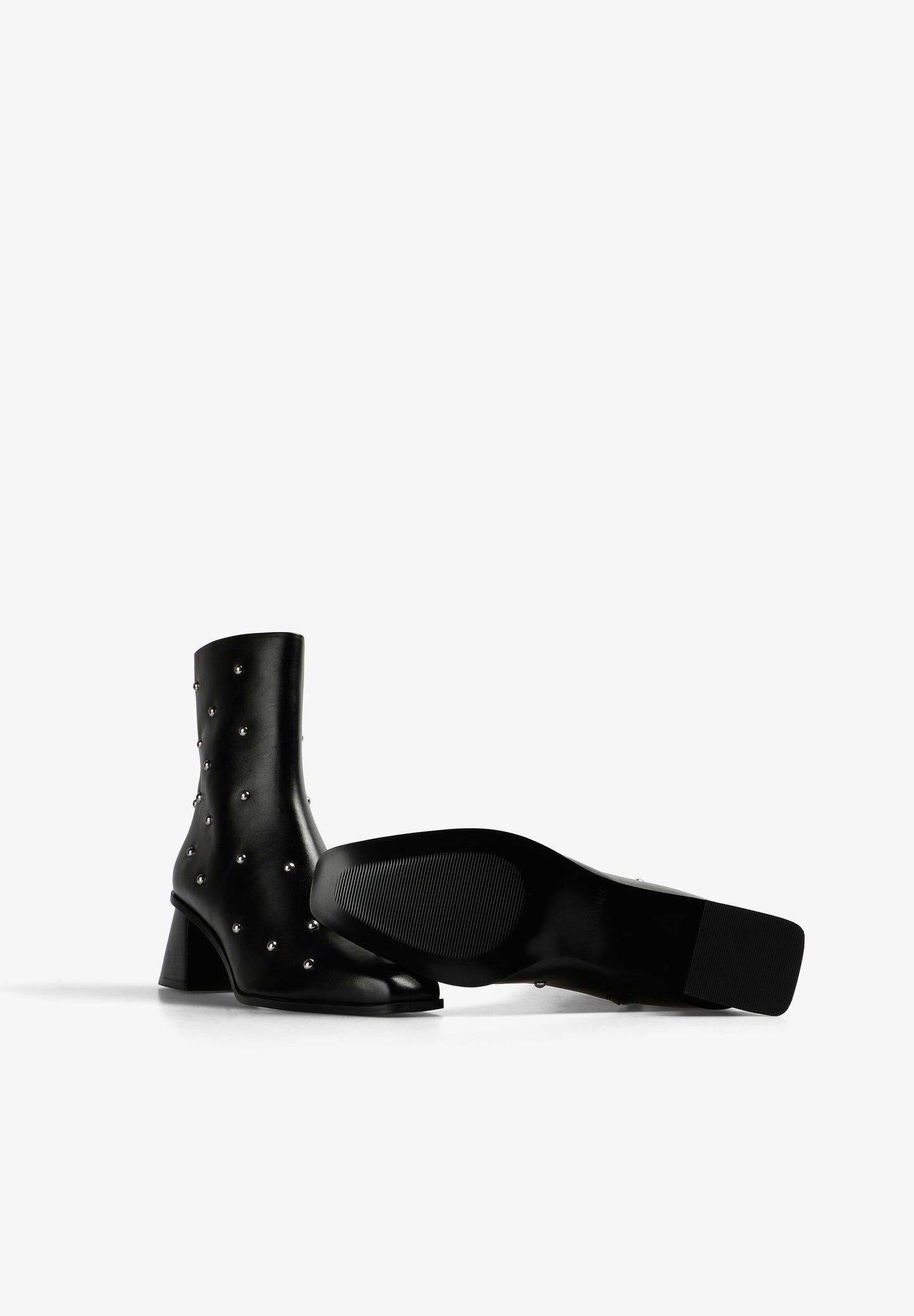 BOTIM DE TACÃO COM TACHAS