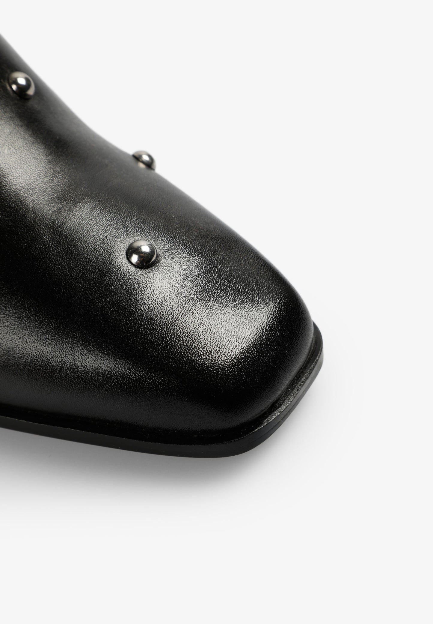 BOTIM DE TACÃO COM TACHAS