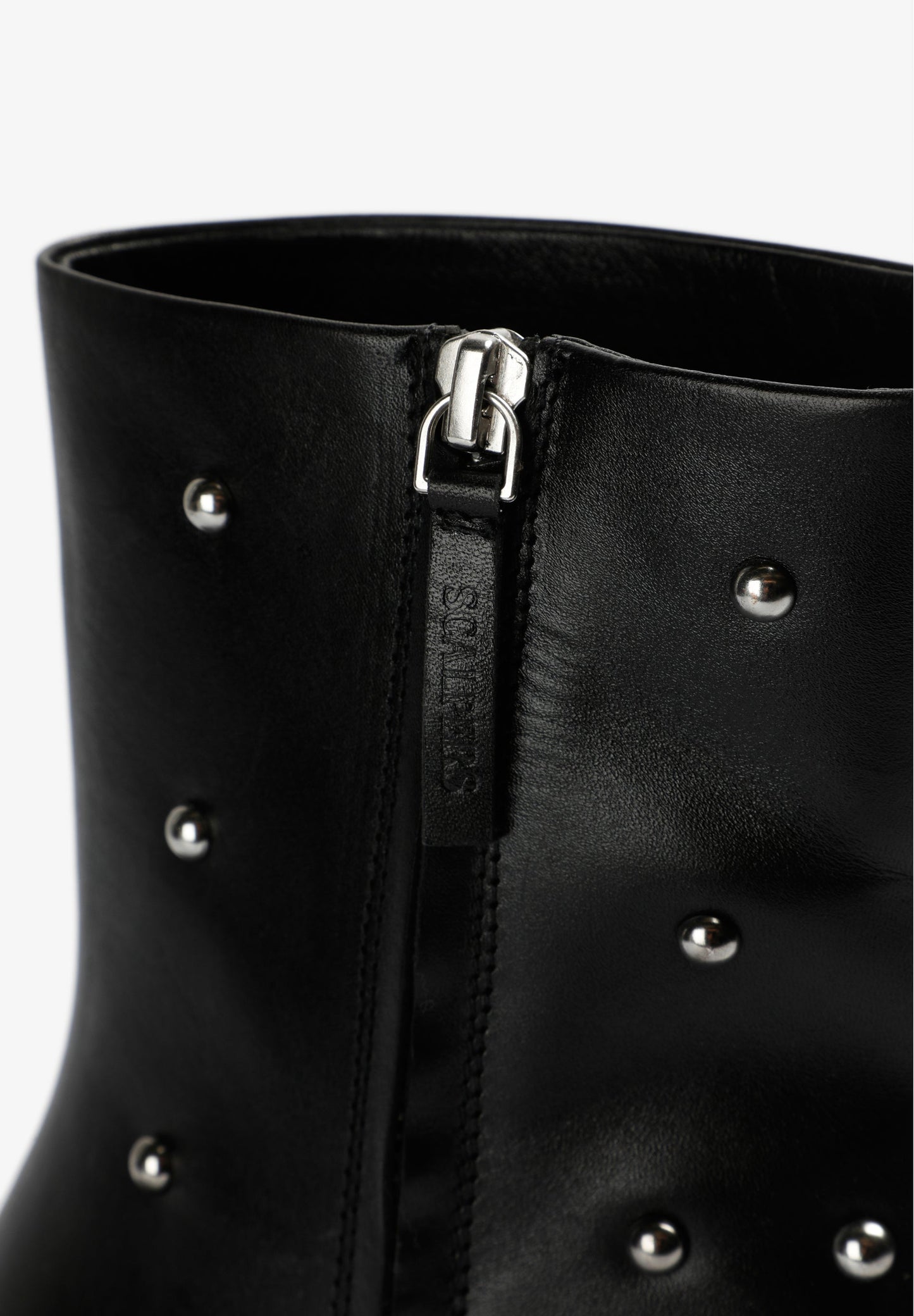 BOTIM DE TACÃO COM TACHAS