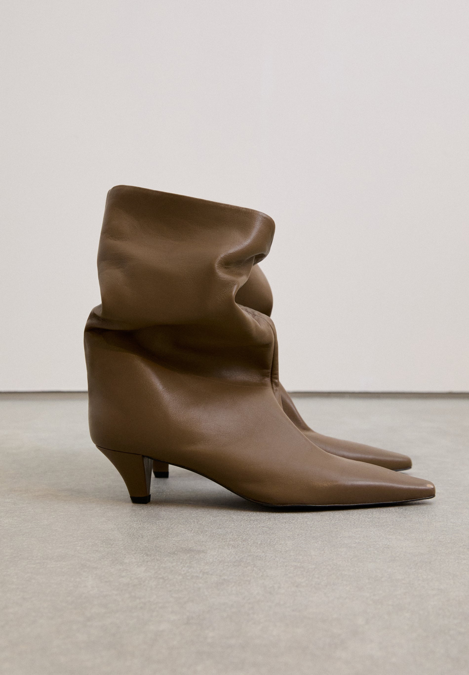 BOTA DE COURO COM FOLHOS