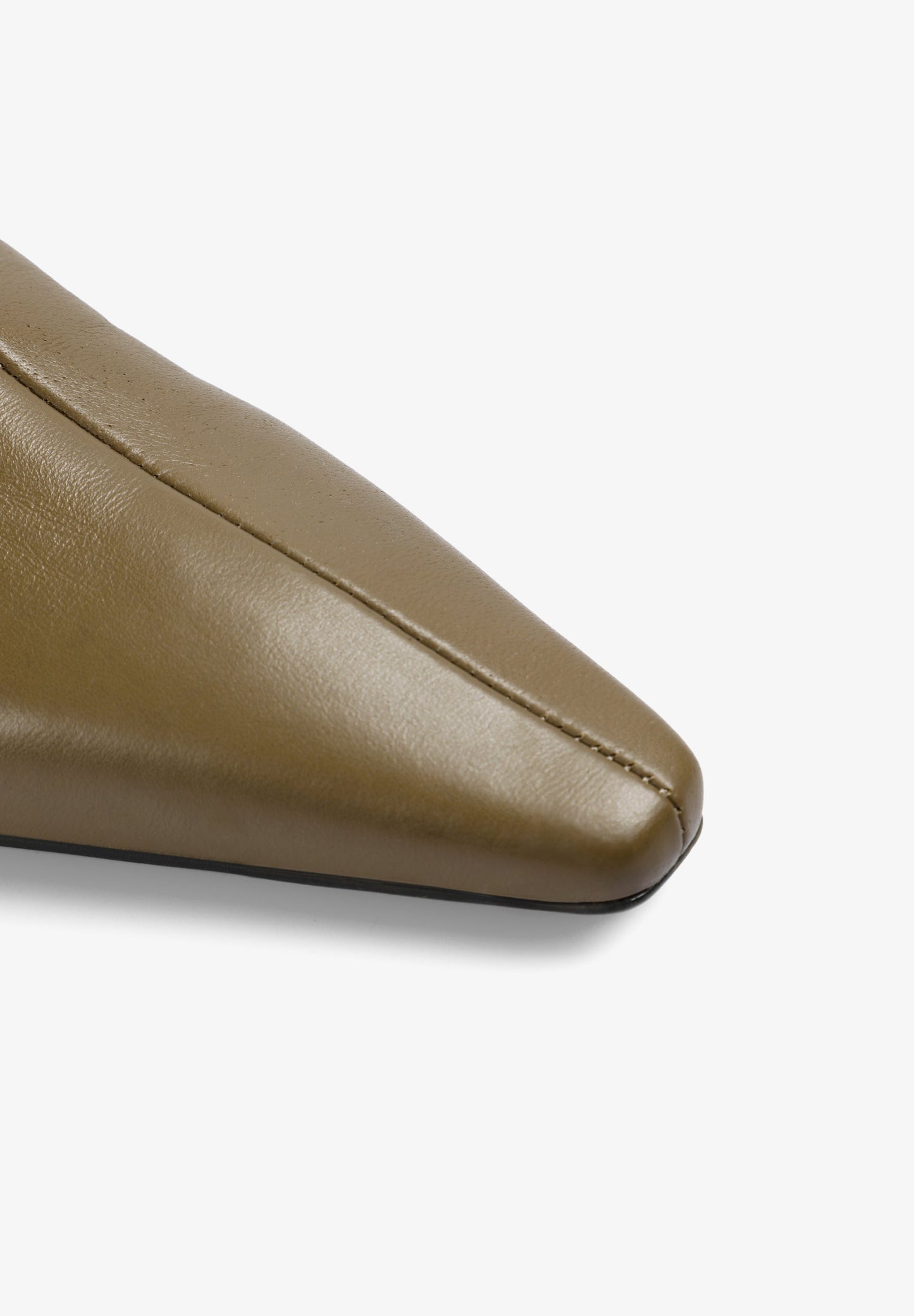 BOTA DE COURO COM FOLHOS