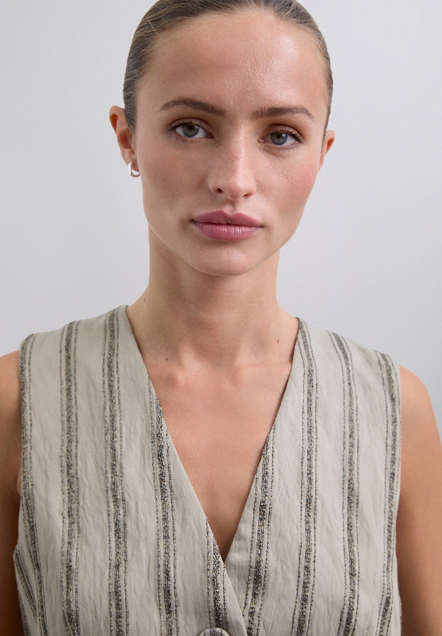 COLETE ÀS RISCAS COM PORMENORES METALIZADOS