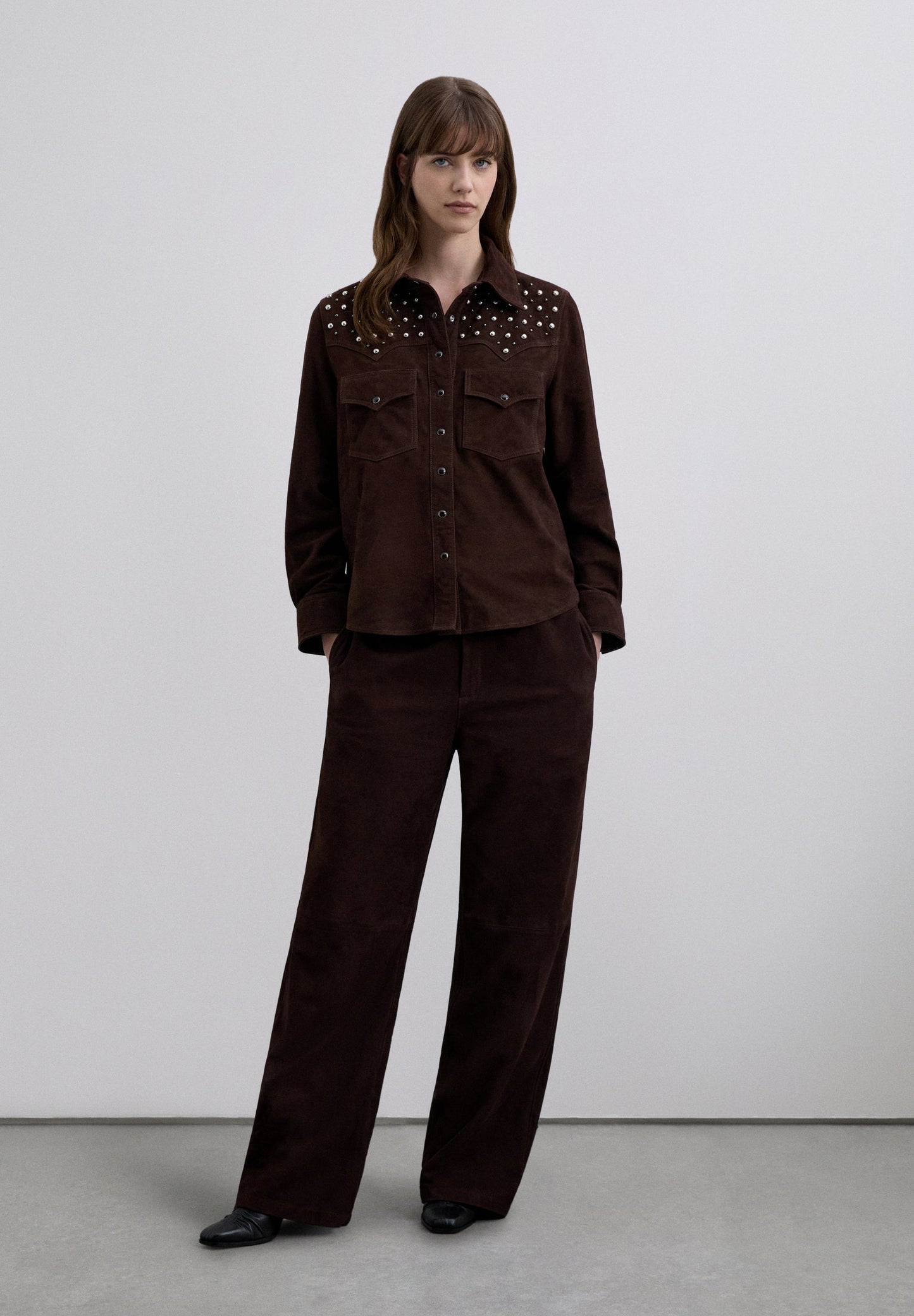 CAMISA DE CAMURÇA COM TACHAS