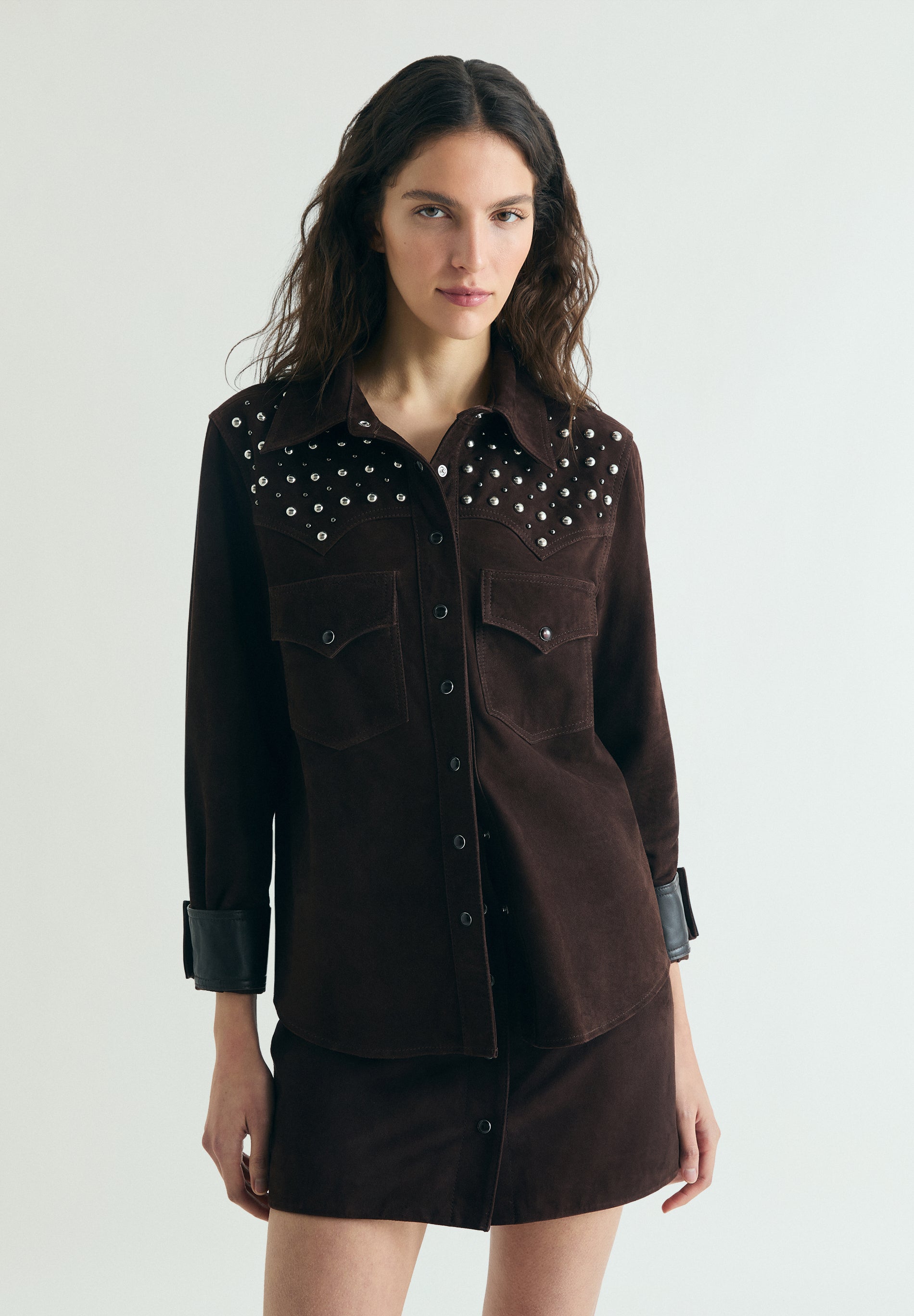 CAMISA DE CAMURÇA COM TACHAS