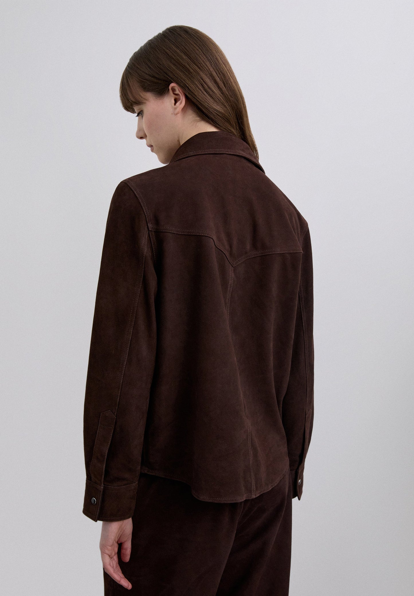 CAMISA DE CAMURÇA COM TACHAS