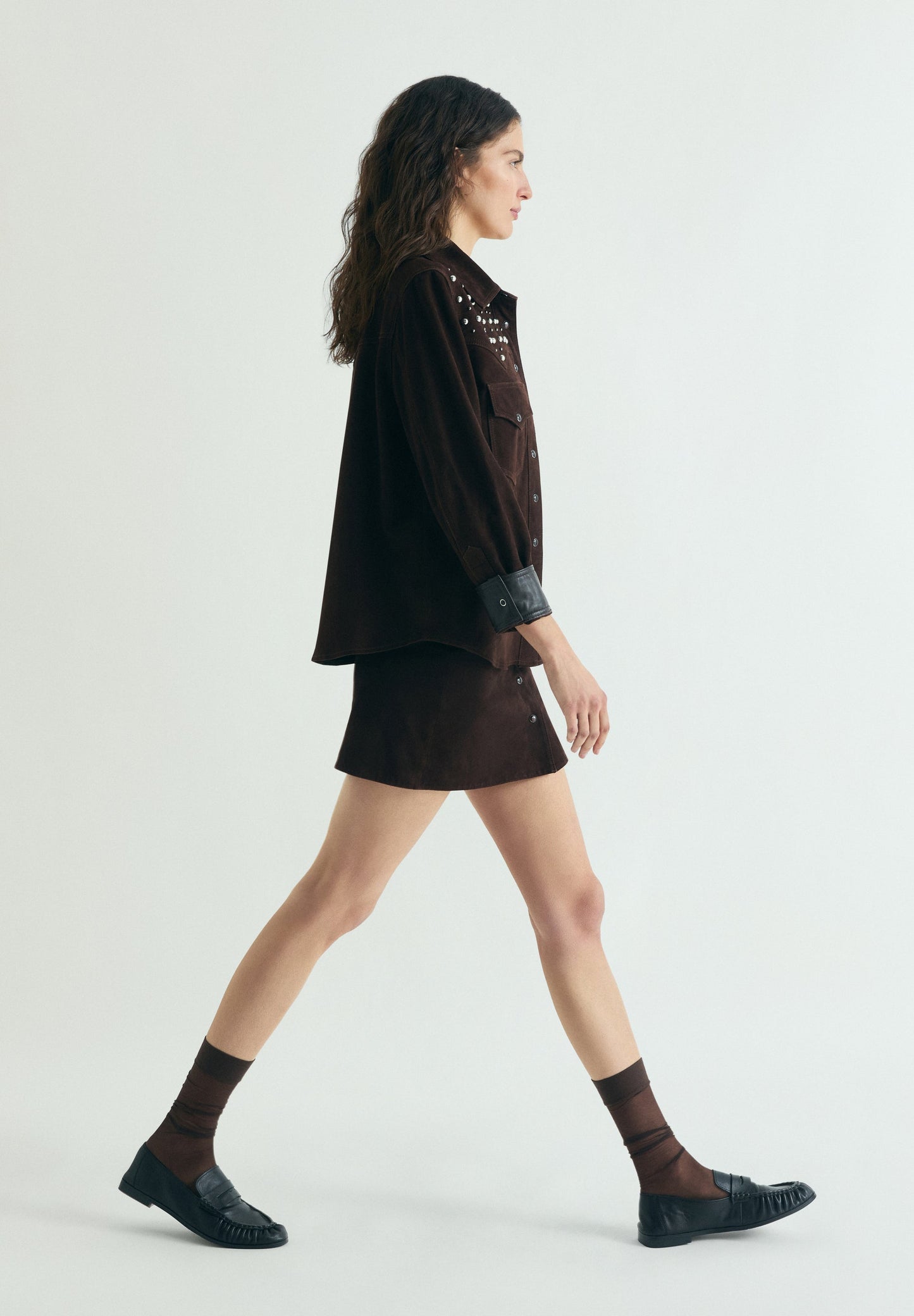 CAMISA DE CAMURÇA COM TACHAS