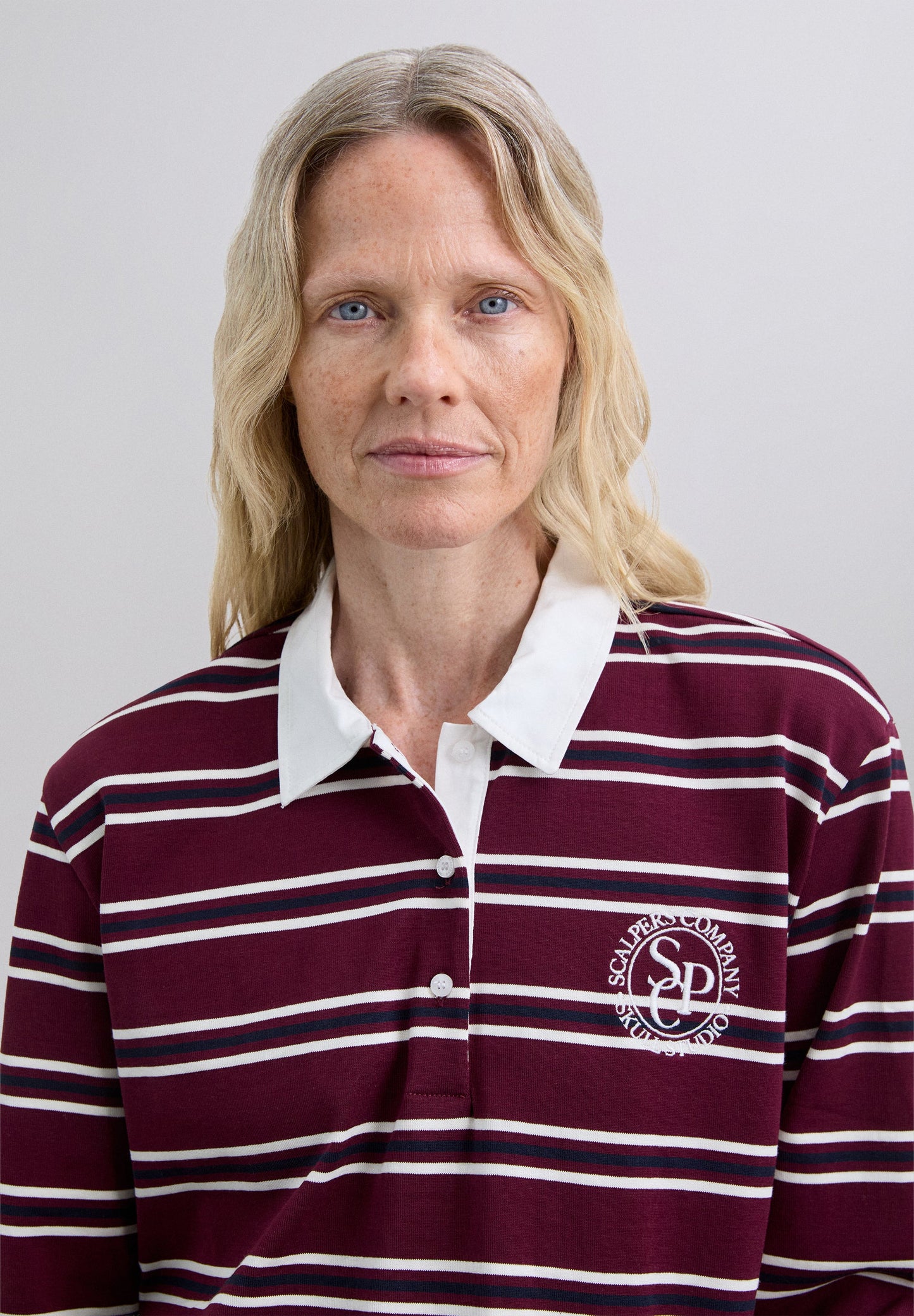 CAMISA POLO ÀS RISCAS DE MANGA COMPRIDA