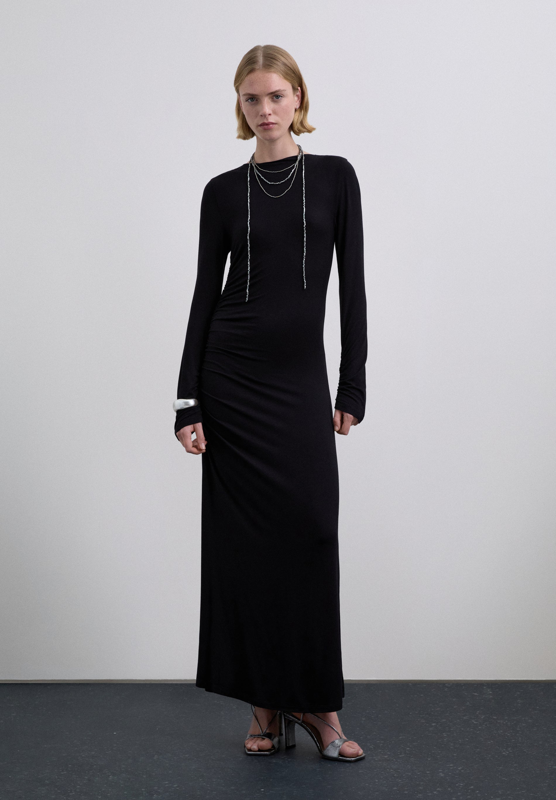 VESTIDO DE MALHA COM COLAR