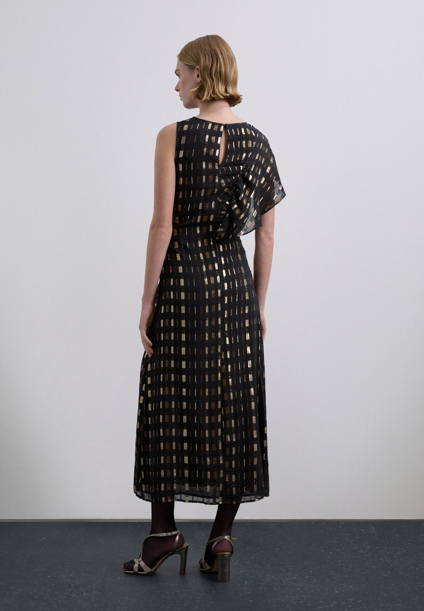 VESTIDO COM PADRÃO METALIZADO COM FOLHO